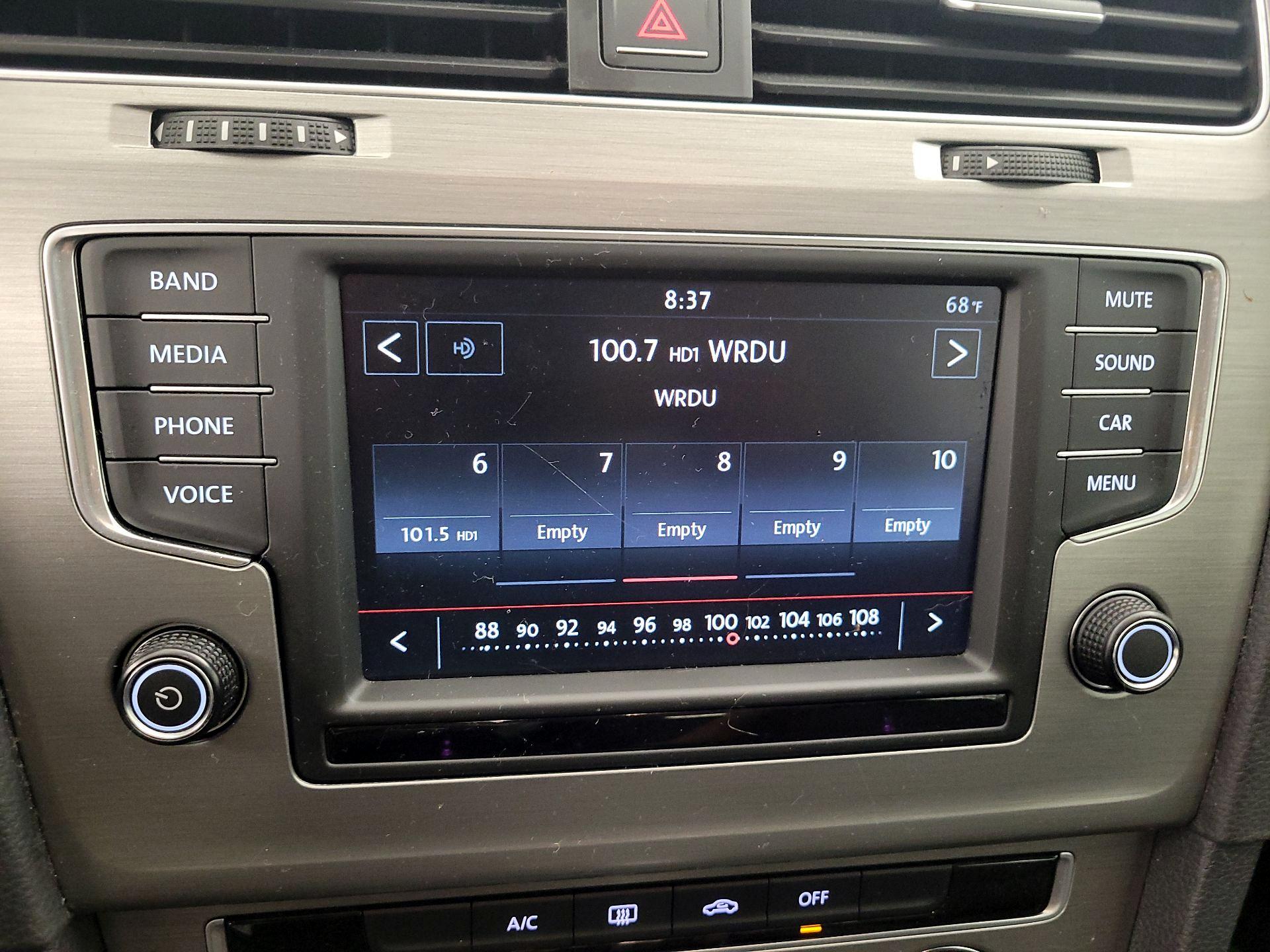 Thumbnail: 2016 Volkswagen Golf - 15