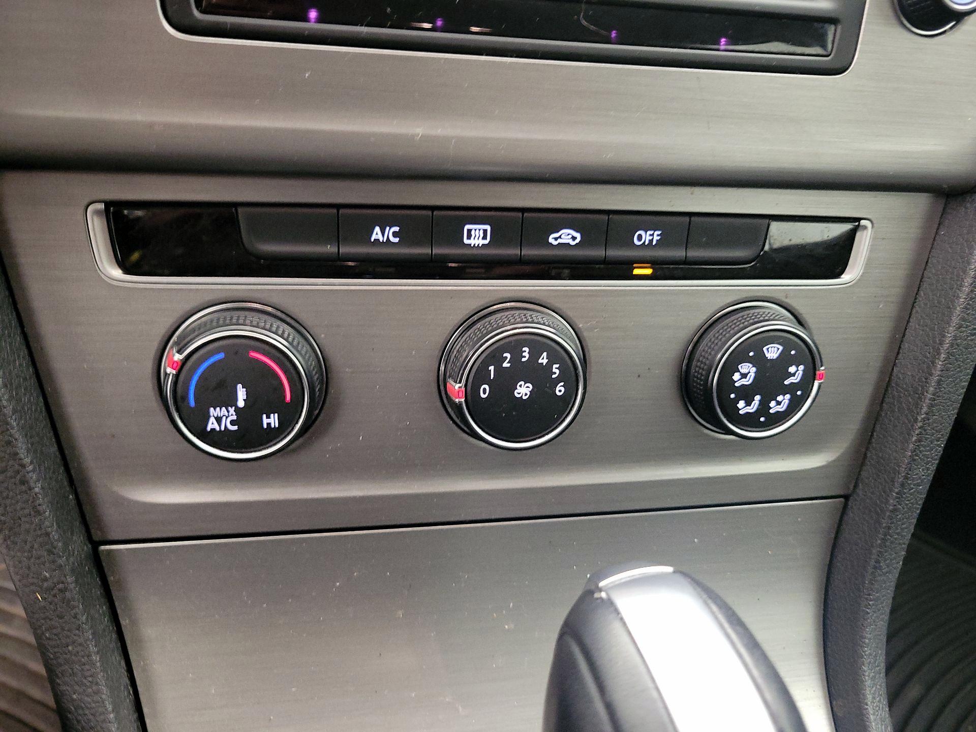 Thumbnail: 2016 Volkswagen Golf - 16