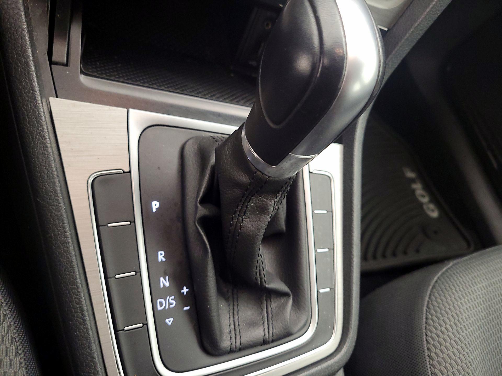 Thumbnail: 2016 Volkswagen Golf - 17