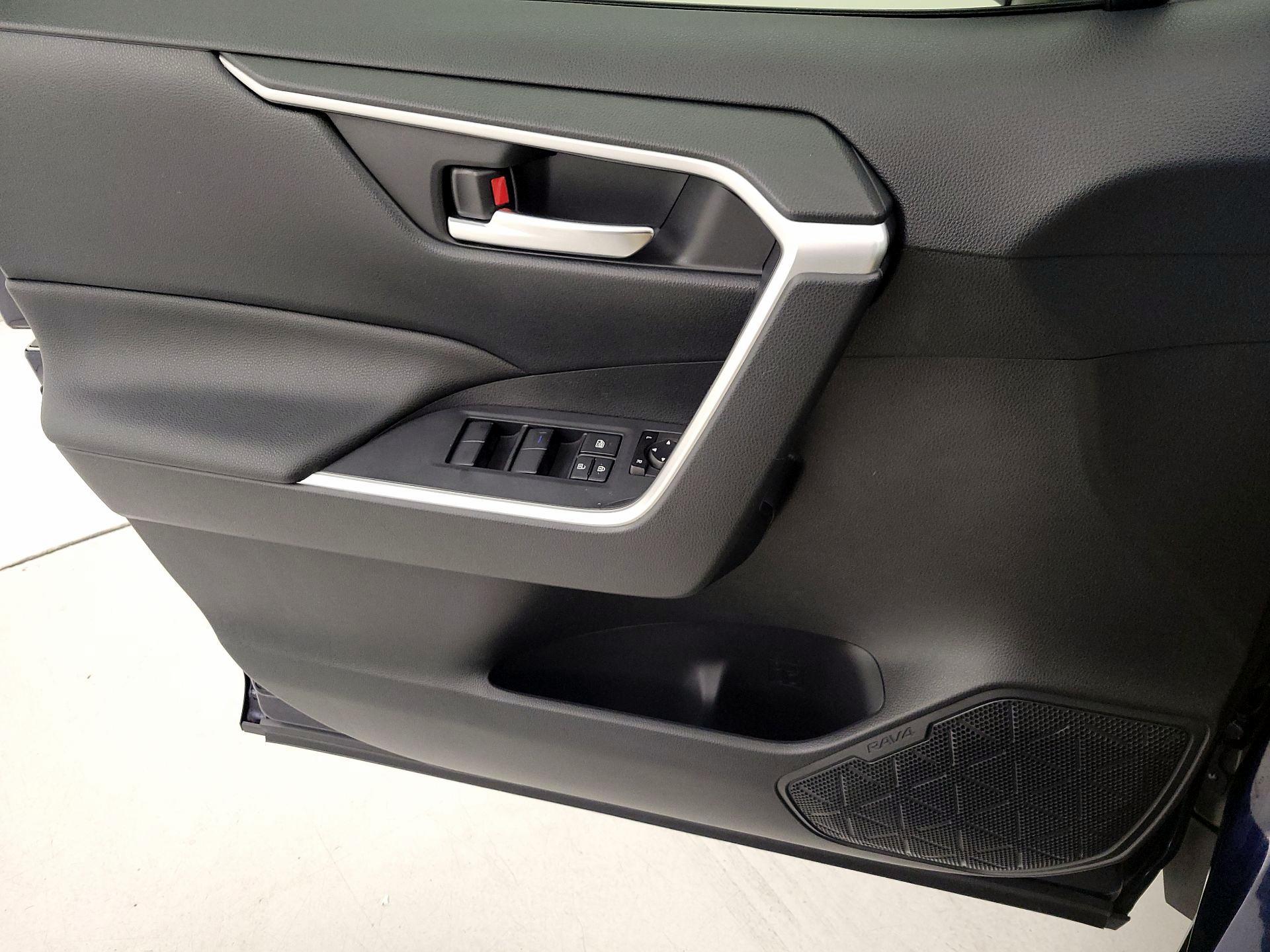 Thumbnail: 2019 Toyota RAV4 - 12