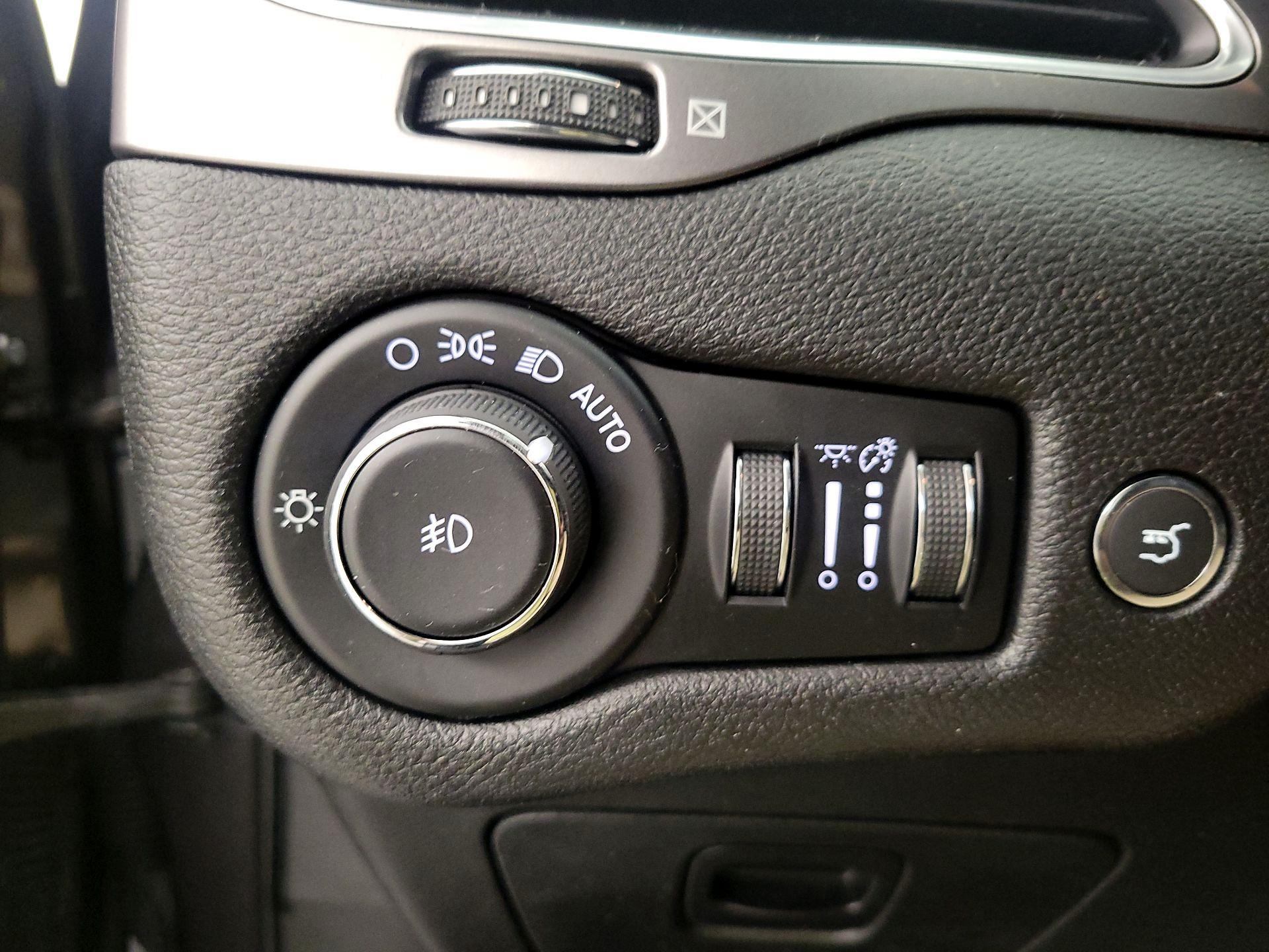 Thumbnail: 2019 Jeep Cherokee - 13