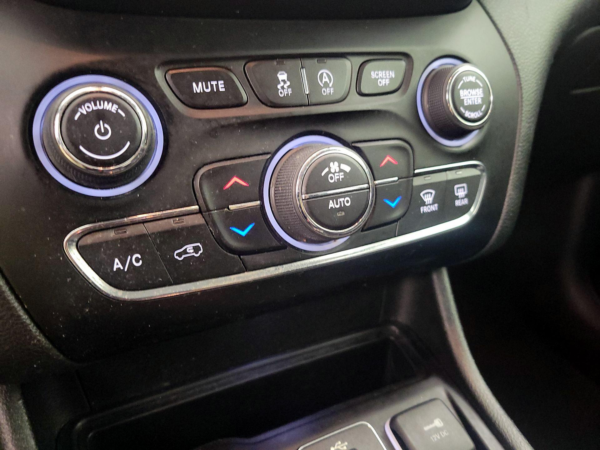 Thumbnail: 2019 Jeep Cherokee - 16