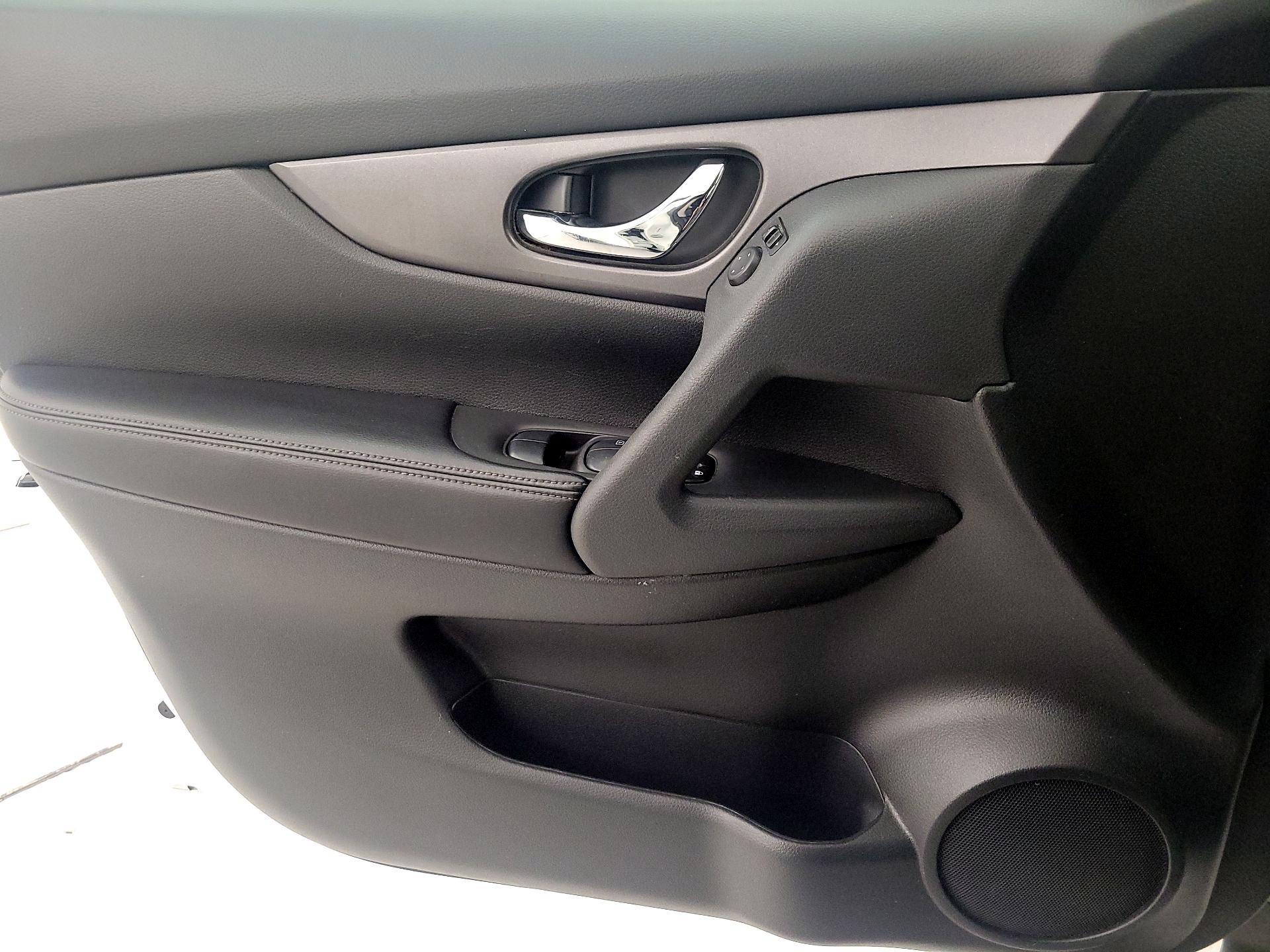 Thumbnail: 2016 Nissan Rogue - 12