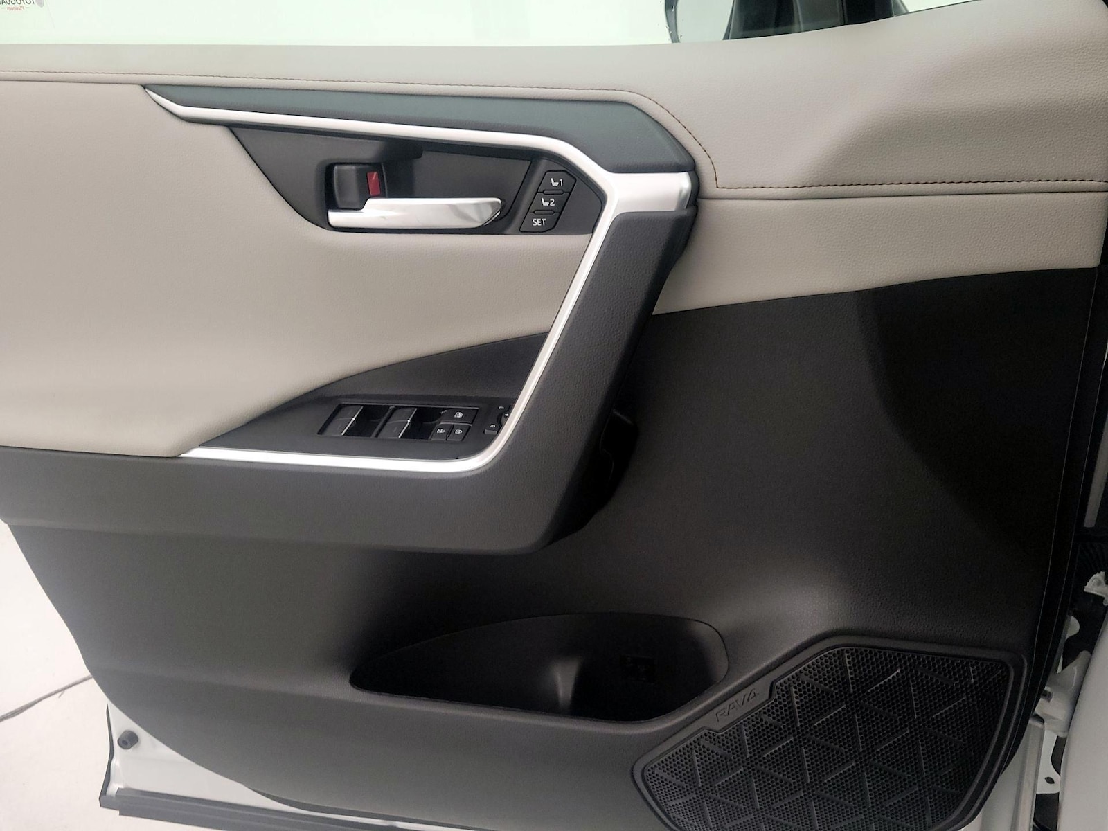 2025 Toyota RAV4 Limited - Photo 13