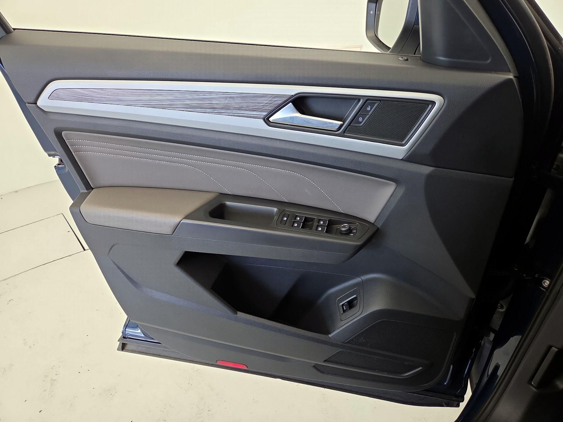 Thumbnail: 2023 Volkswagen Atlas - 12