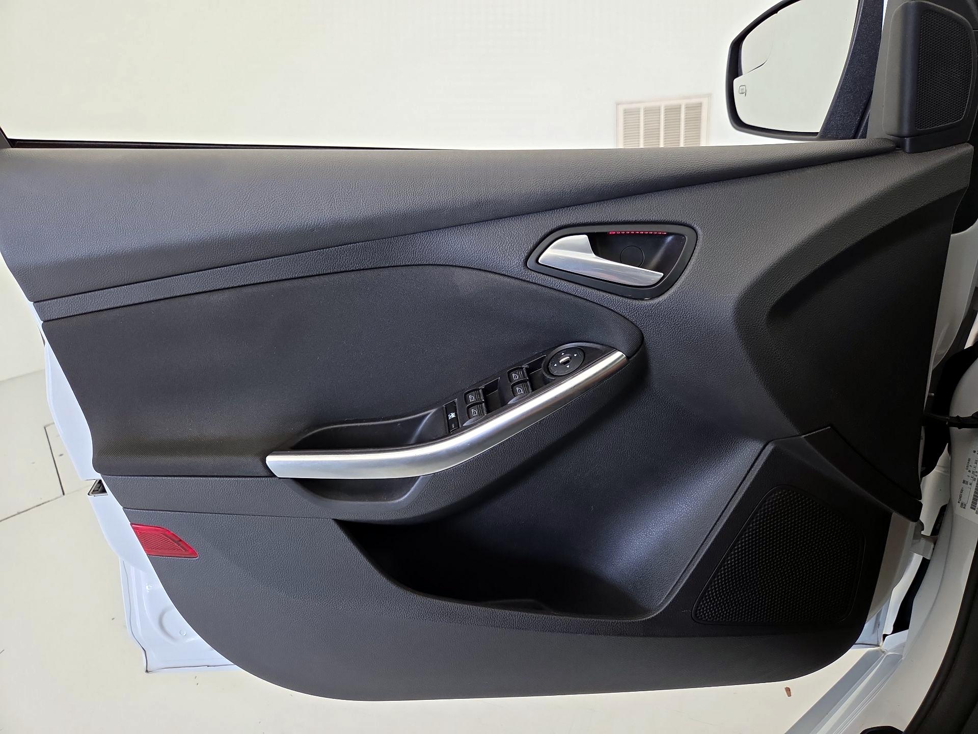 Thumbnail: 2014 Ford Focus - 12
