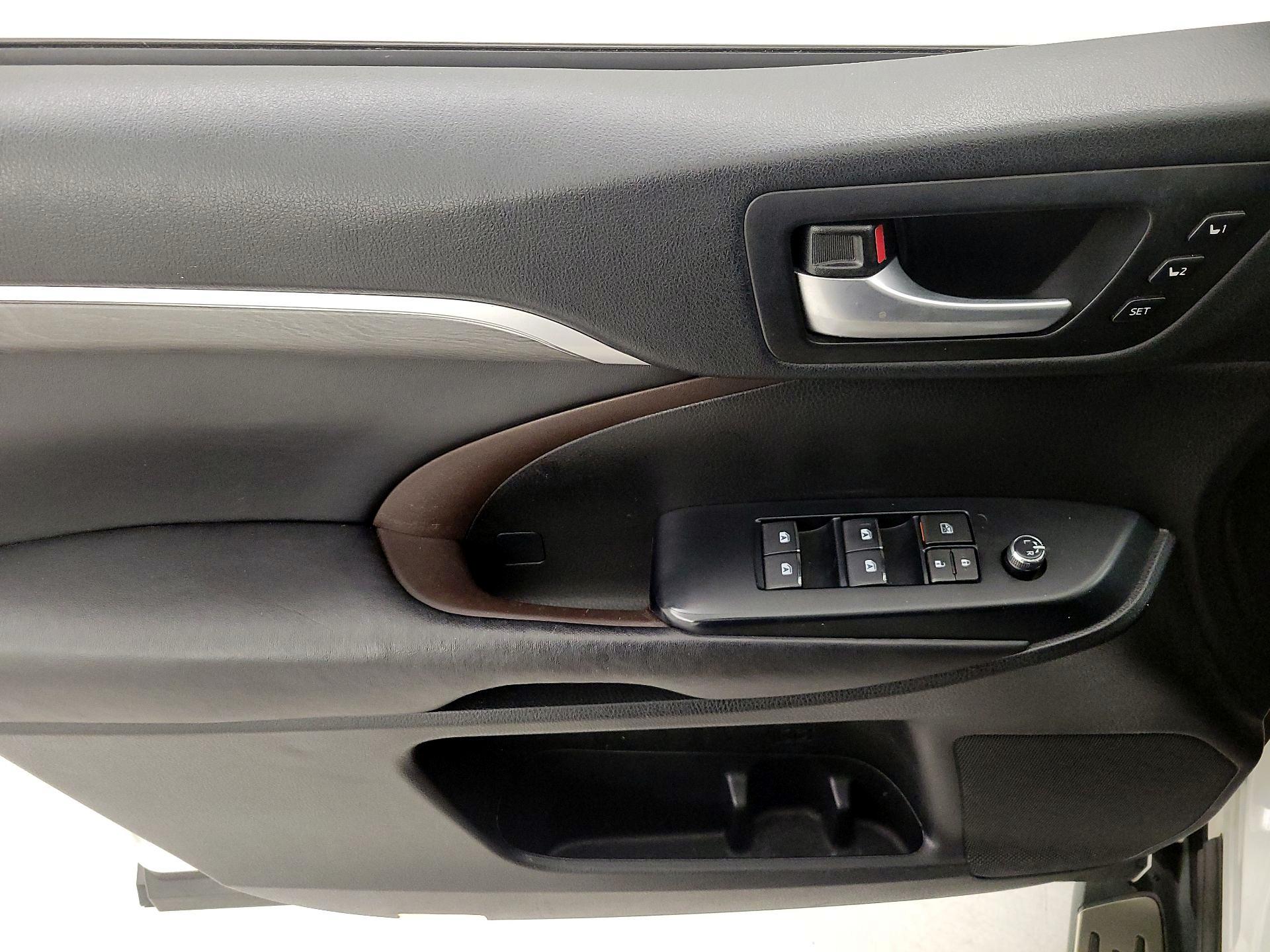 Thumbnail: 2017 Toyota Highlander - 12