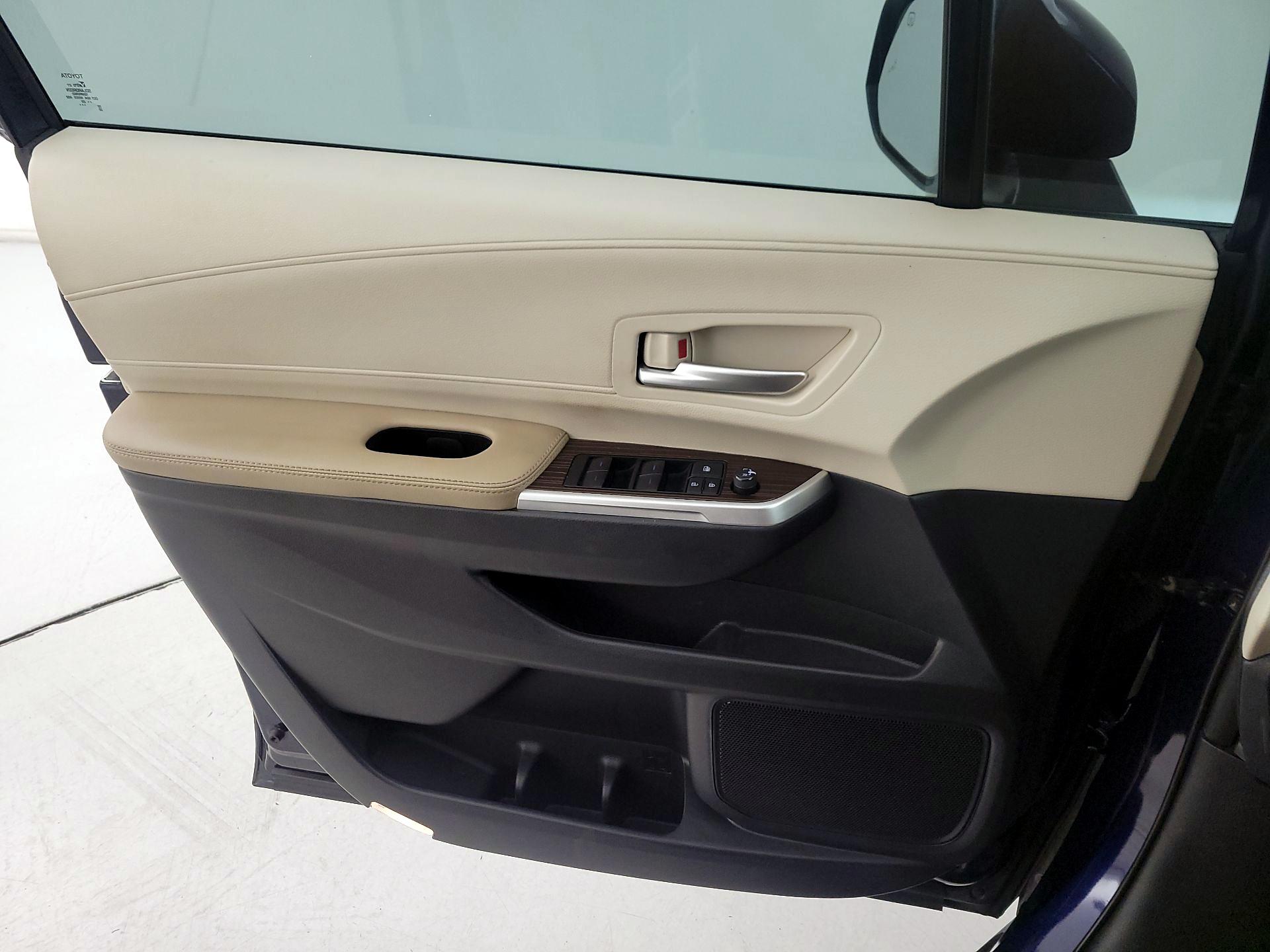 Thumbnail: 2022 Toyota Sienna - 12