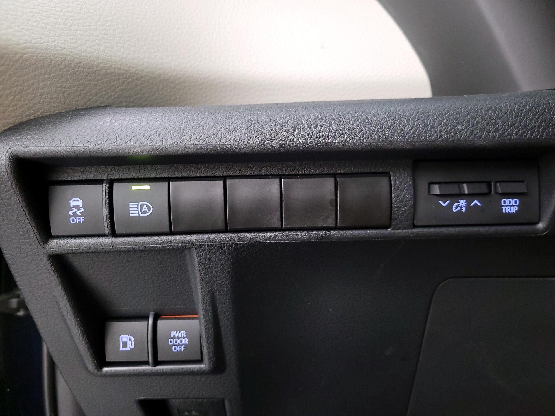 Thumbnail: 2022 Toyota Sienna - 13