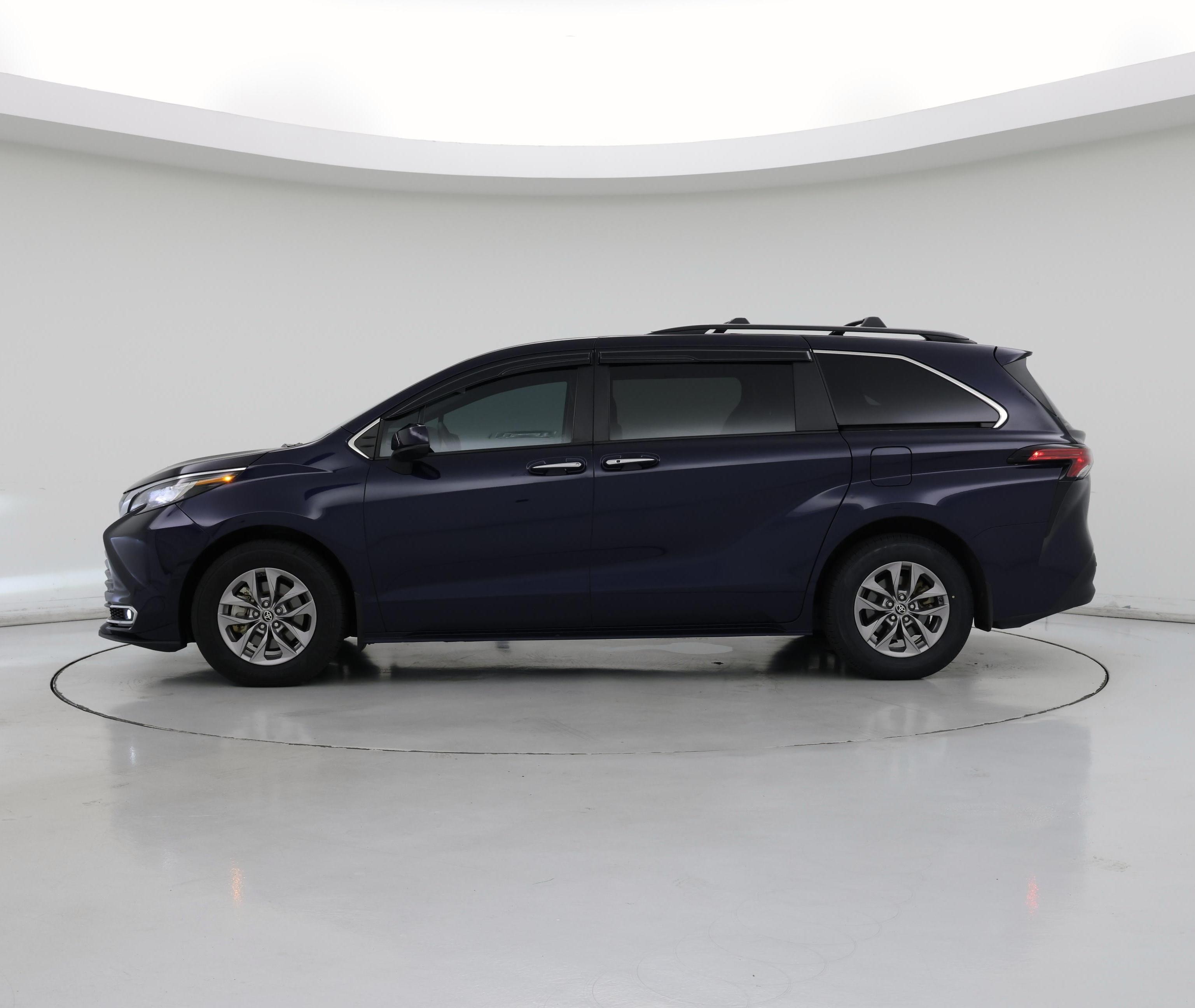 Thumbnail: 2022 Toyota Sienna - 3