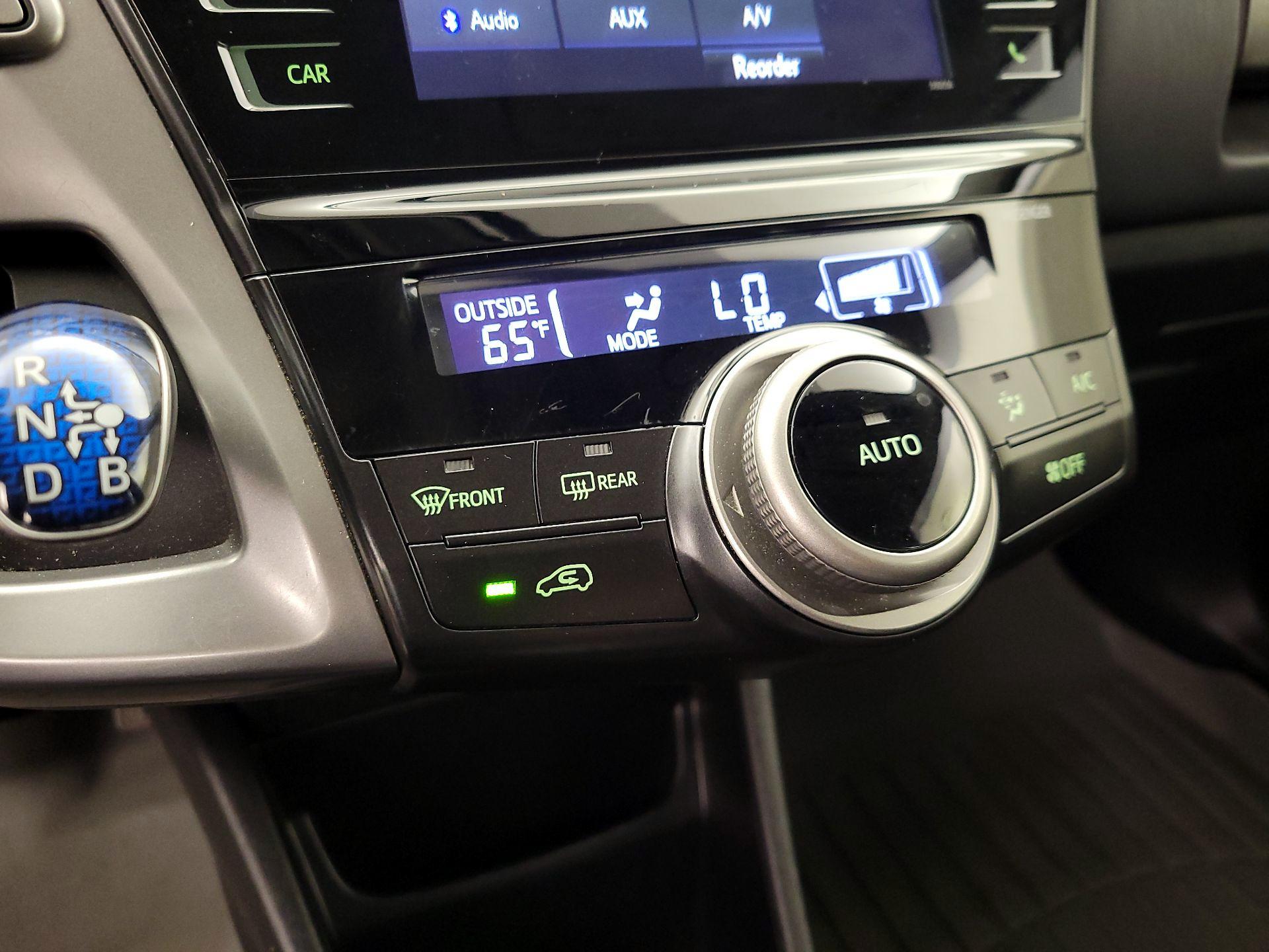 Thumbnail: 2015 Toyota Prius v - 16