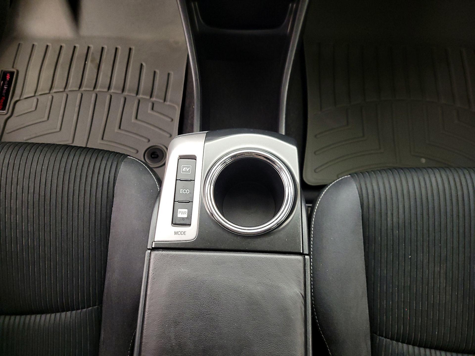Thumbnail: 2015 Toyota Prius v - 17