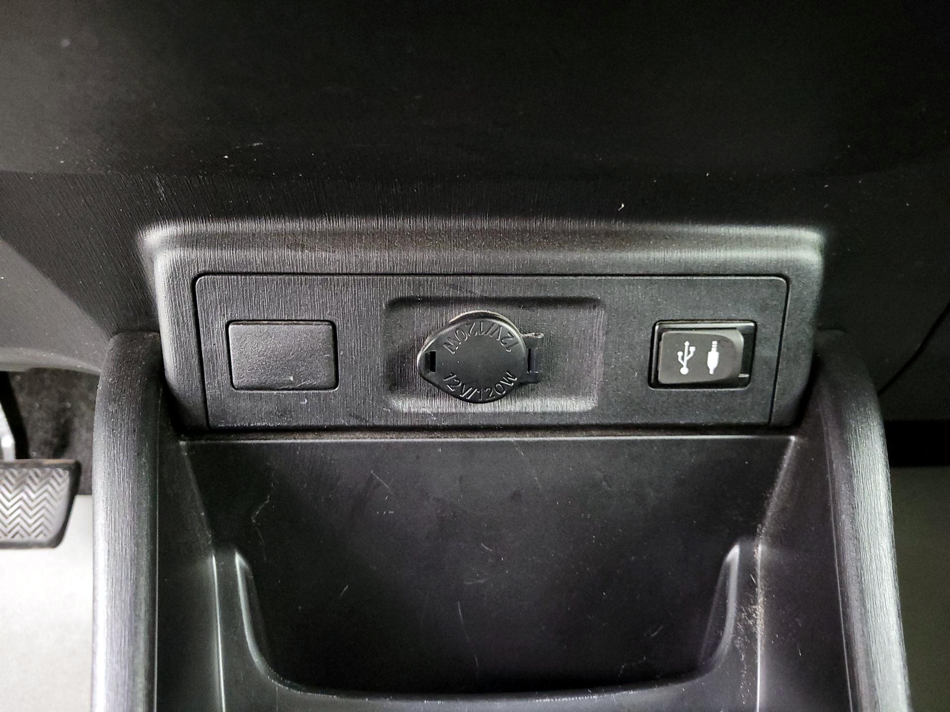 Thumbnail: 2015 Toyota Prius v - 18