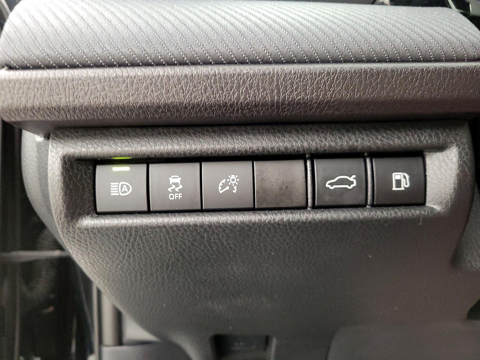 2025 Toyota Camry SE - Photo 14