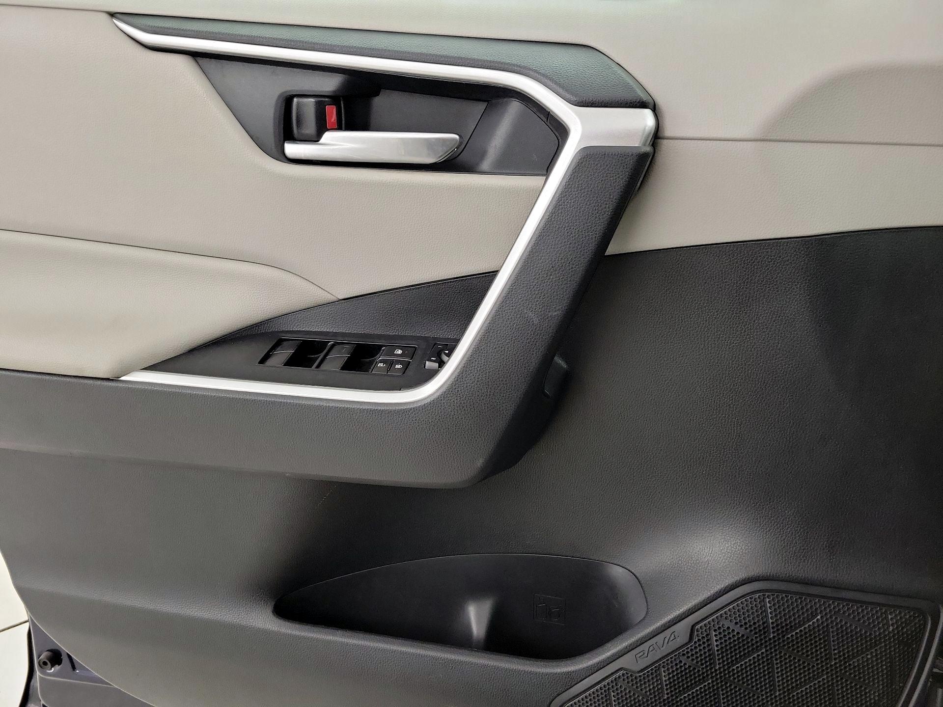 Thumbnail: 2019 Toyota RAV4 - 12