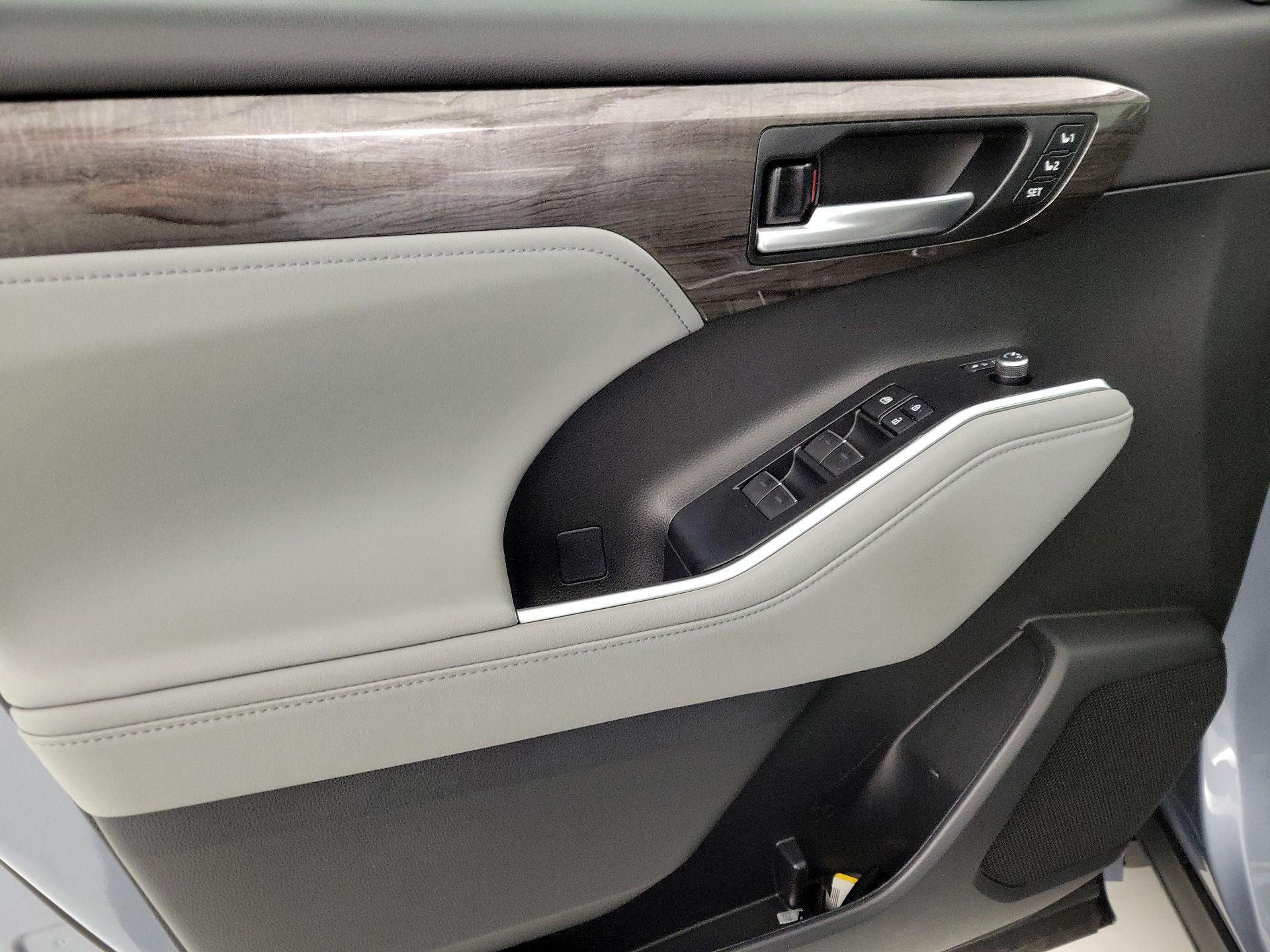 Thumbnail: 2023 Toyota Highlander - 12