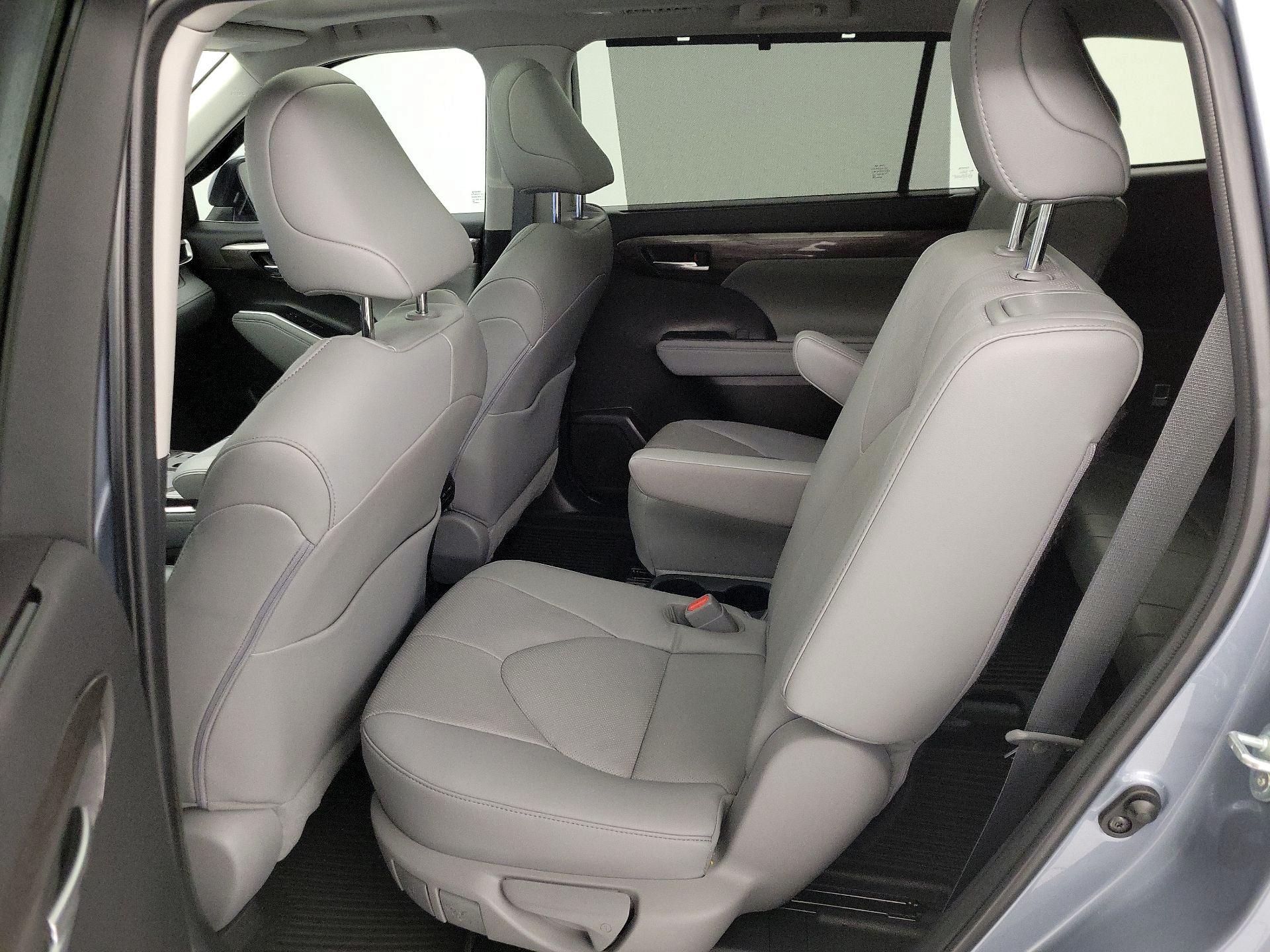 Thumbnail: 2023 Toyota Highlander - 20