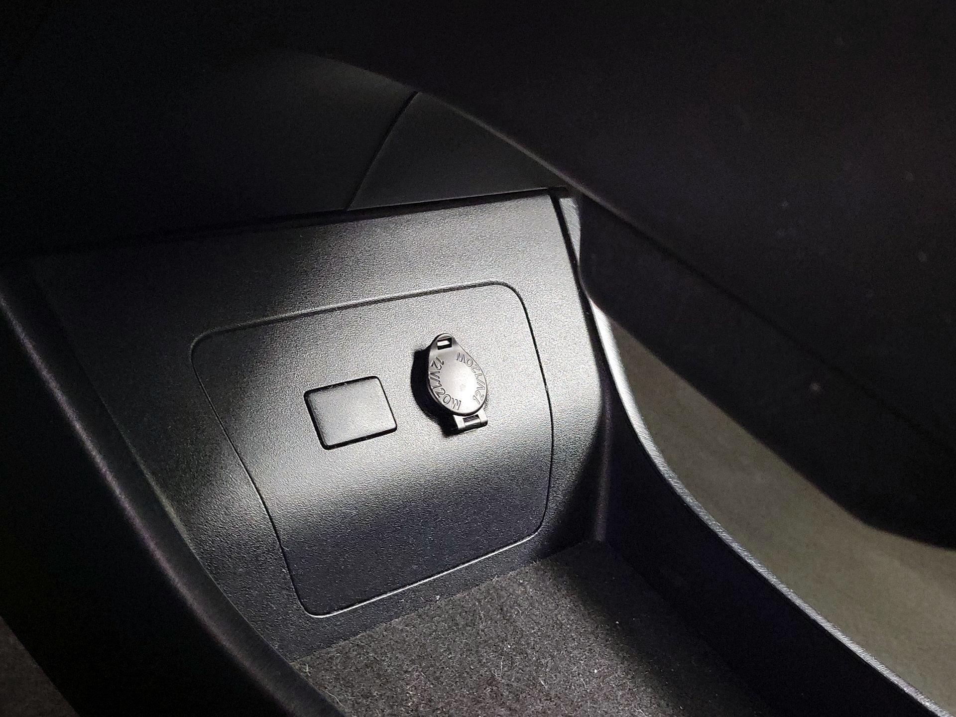 Thumbnail: 2015 Toyota Prius - 18