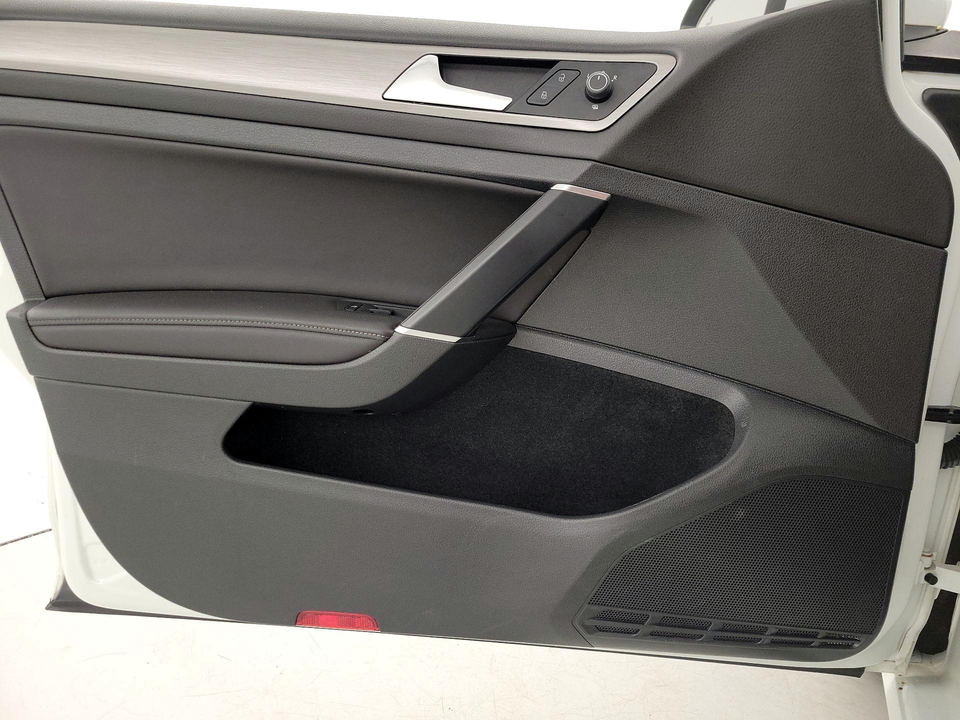 Thumbnail: 2017 Volkswagen Golf - 12