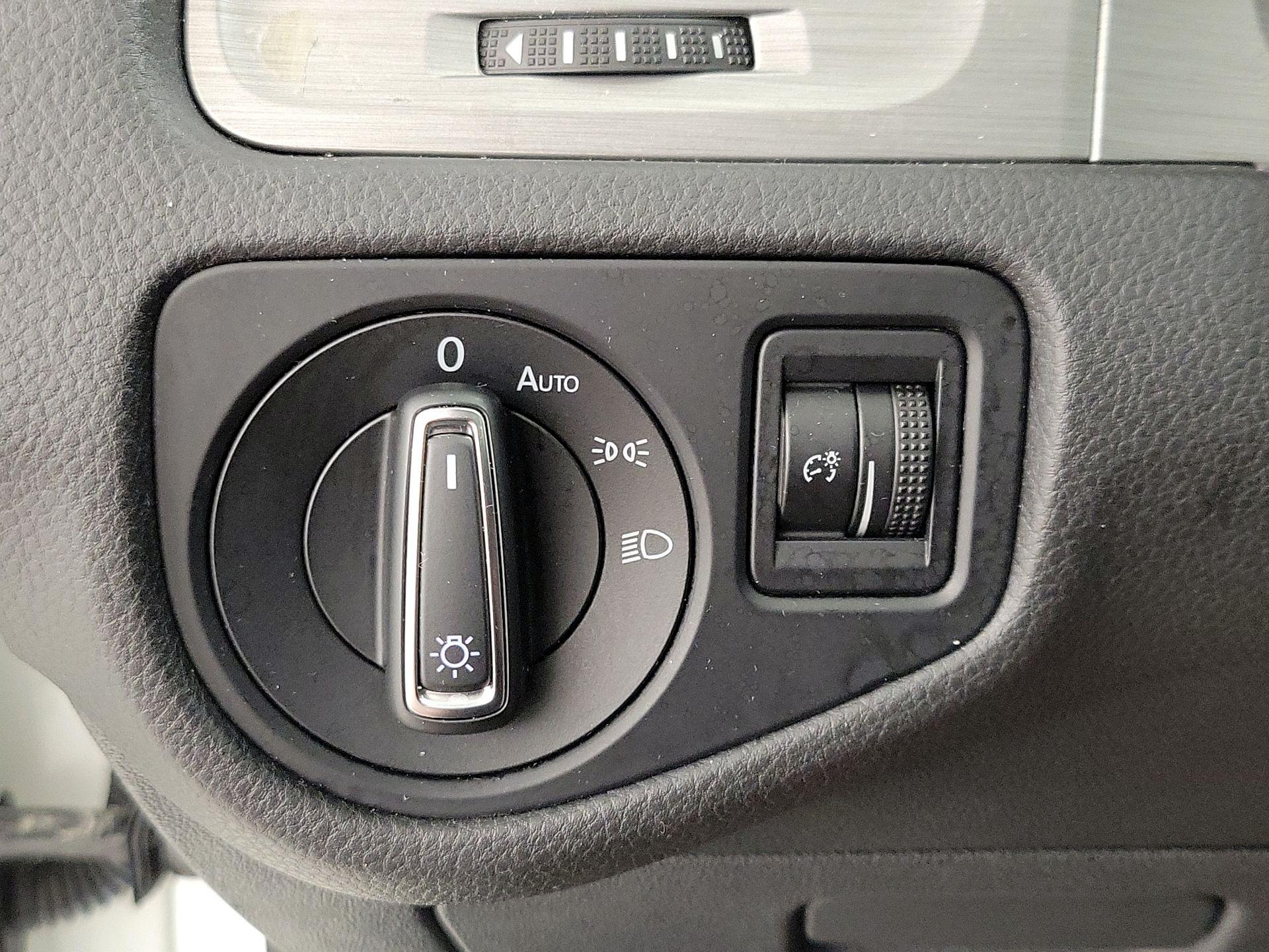 Thumbnail: 2017 Volkswagen Golf - 13