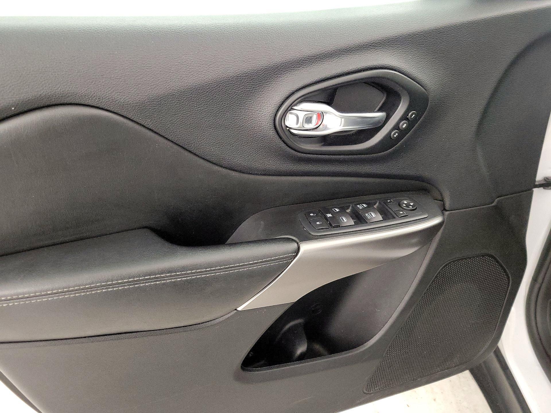 Thumbnail: 2021 Jeep Cherokee - 12