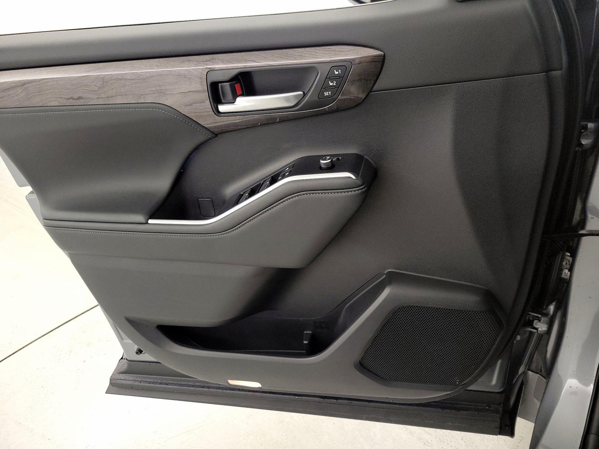 Thumbnail: 2026 Toyota Highlander - 12