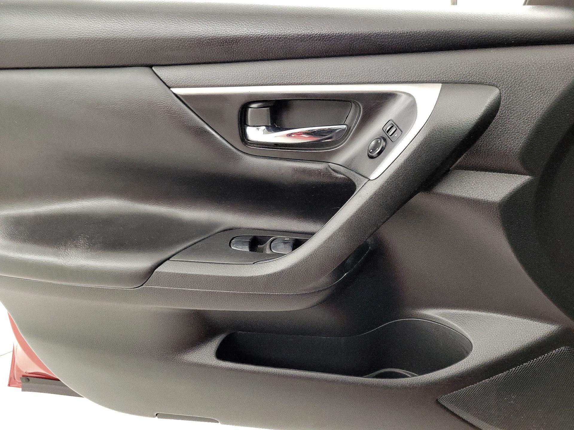 Thumbnail: 2016 Nissan Altima - 12