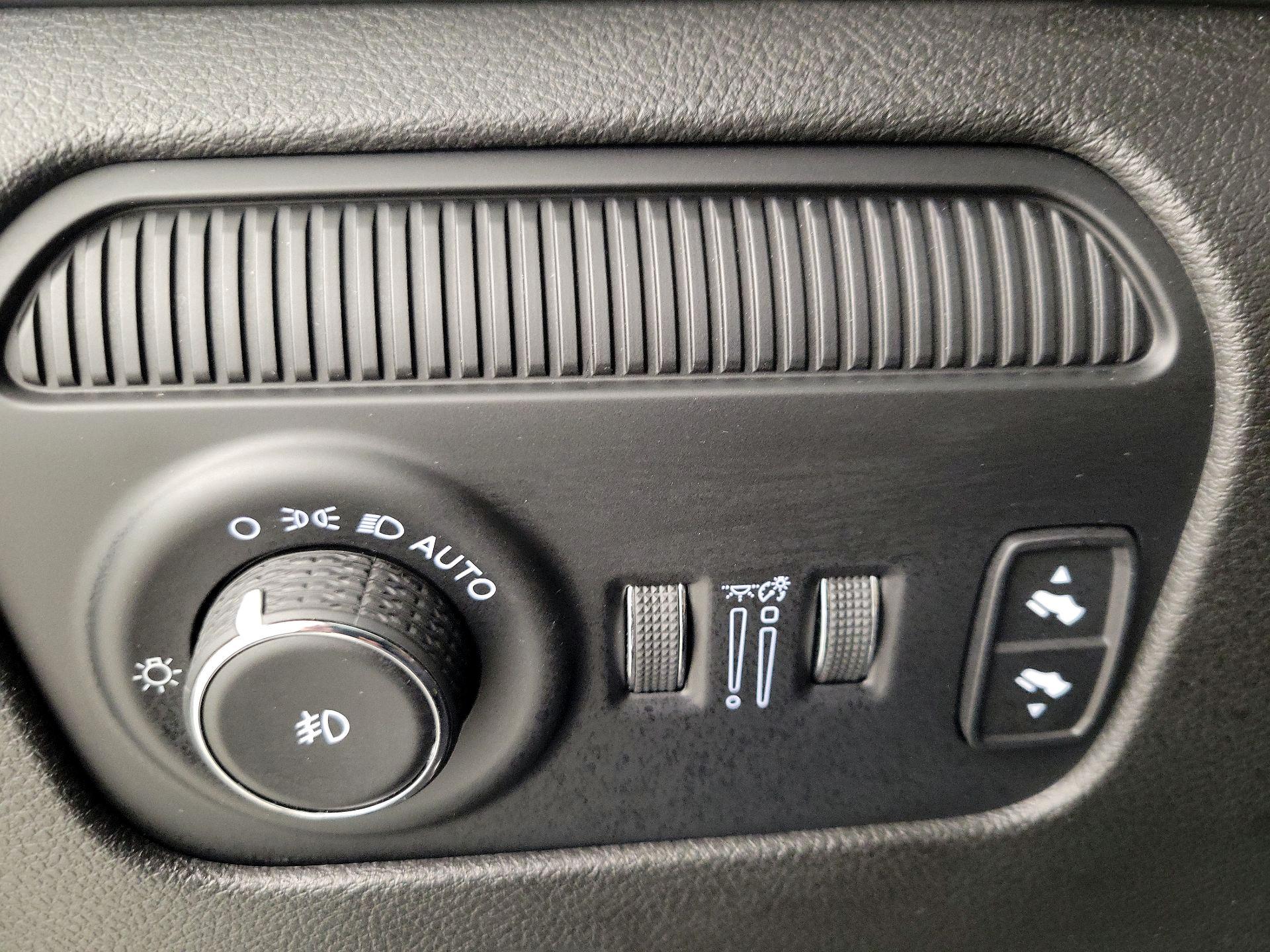 Thumbnail: 2023 Jeep Wagoneer - 13