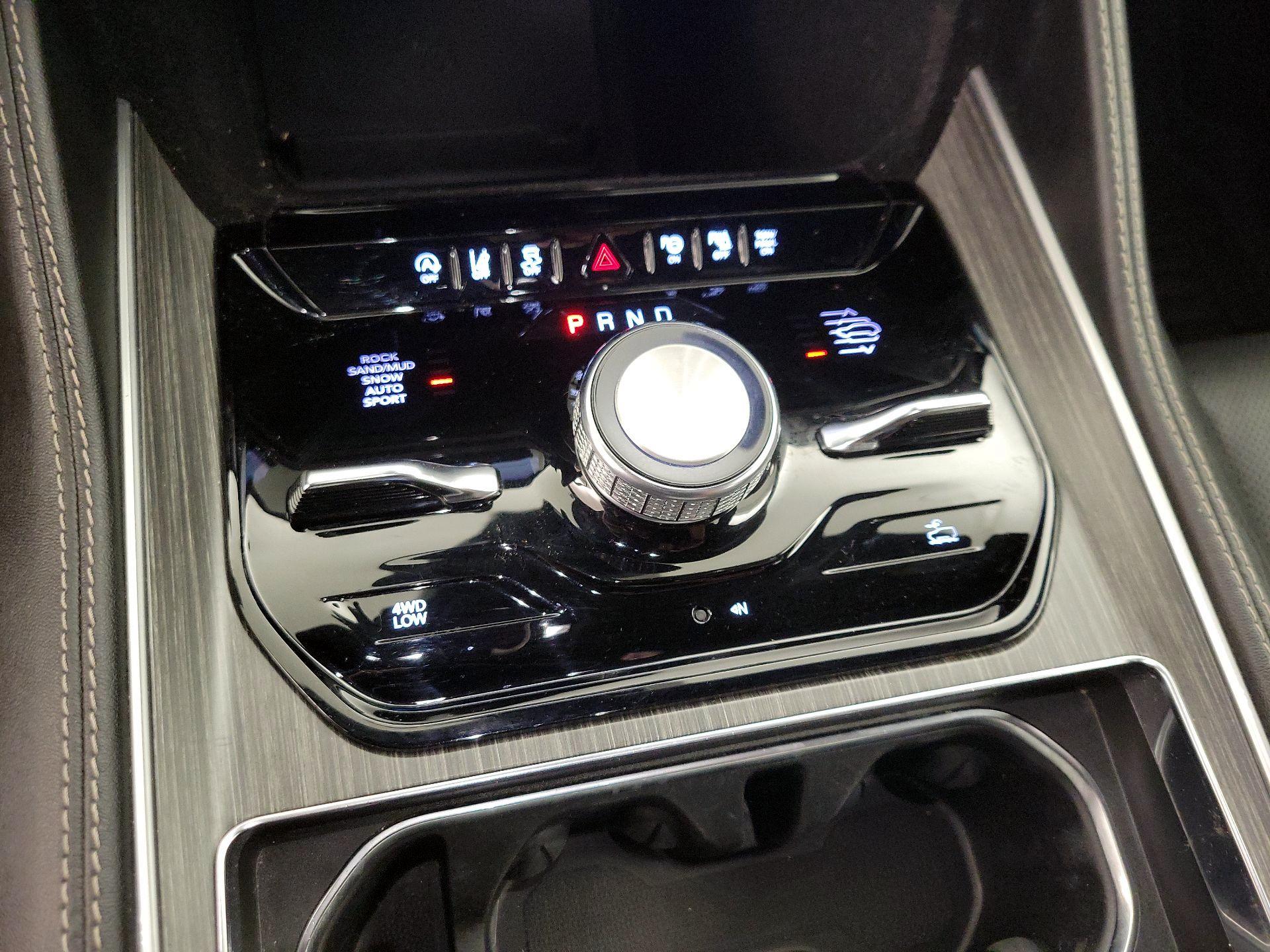 Thumbnail: 2023 Jeep Wagoneer - 18