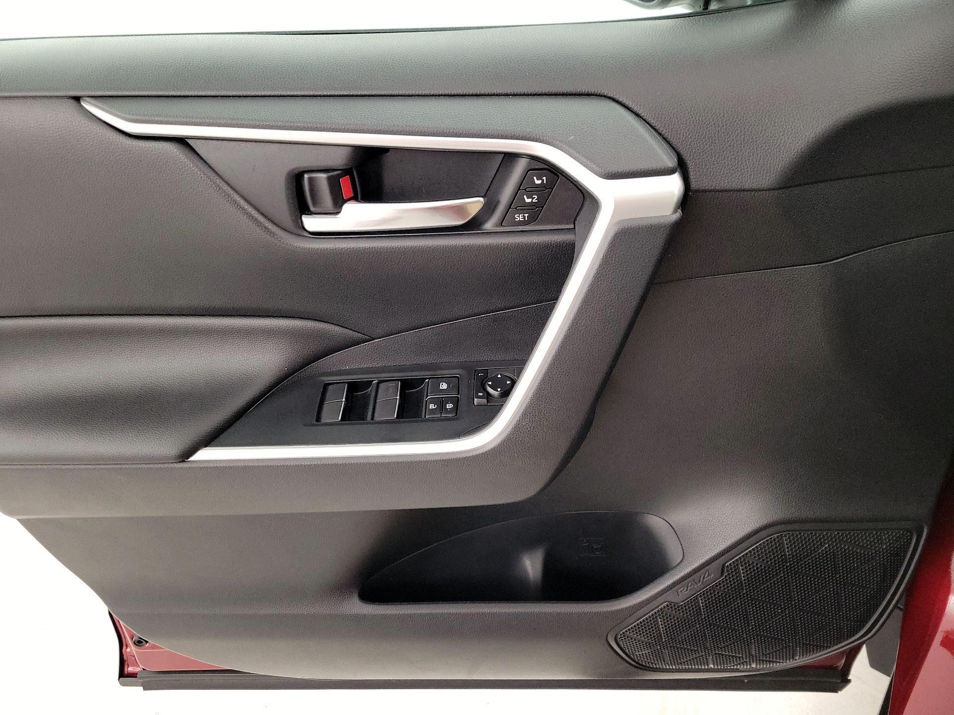 Thumbnail: 2019 Toyota RAV4 - 12