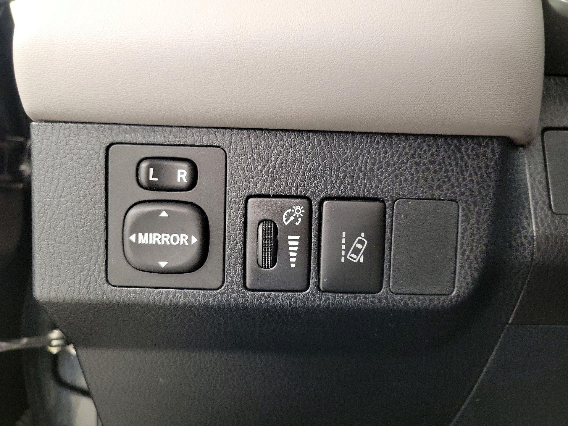 Thumbnail: 2018 Toyota RAV4 - 13