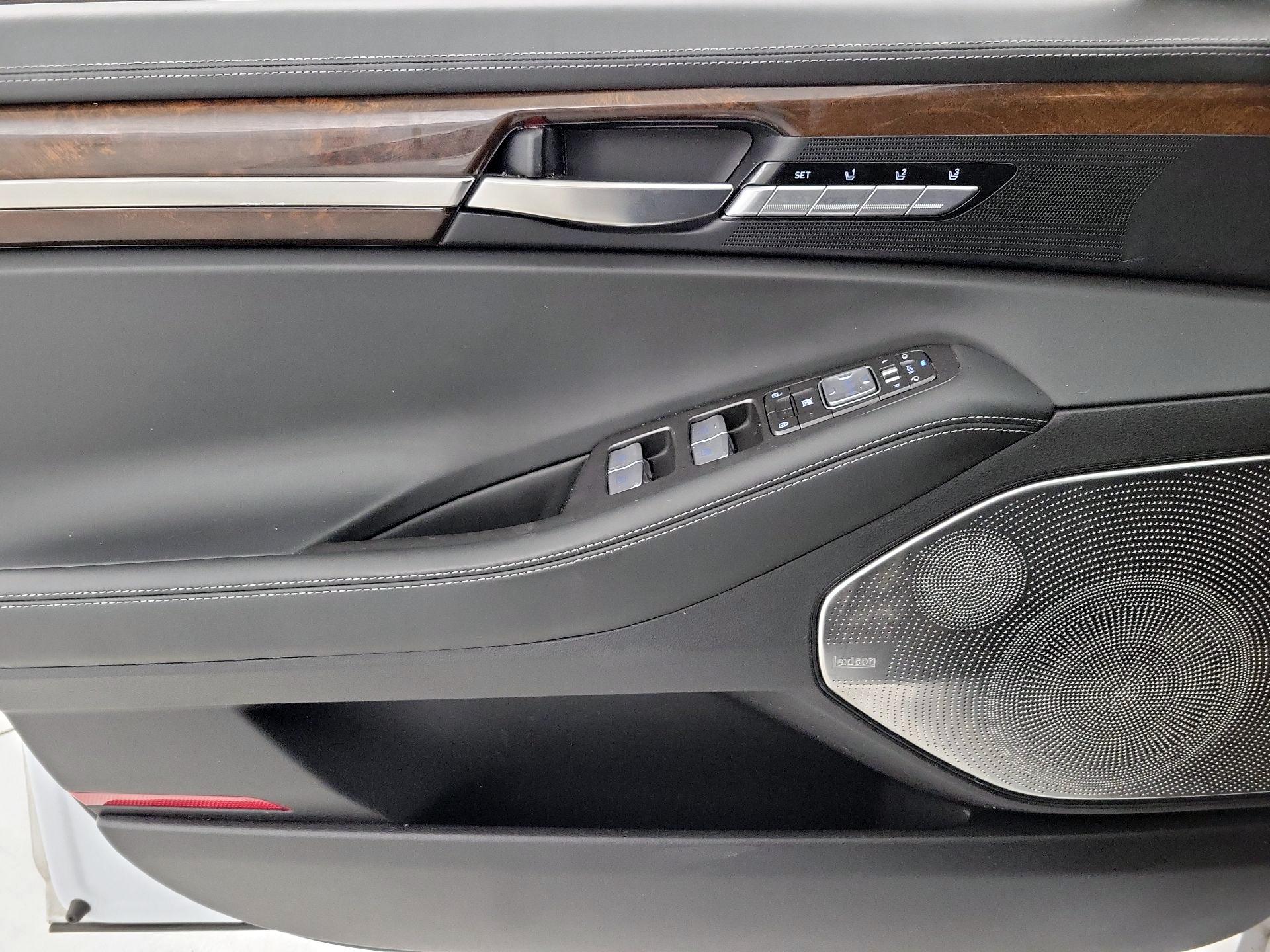 Thumbnail: 2019 Genesis G90 - 12