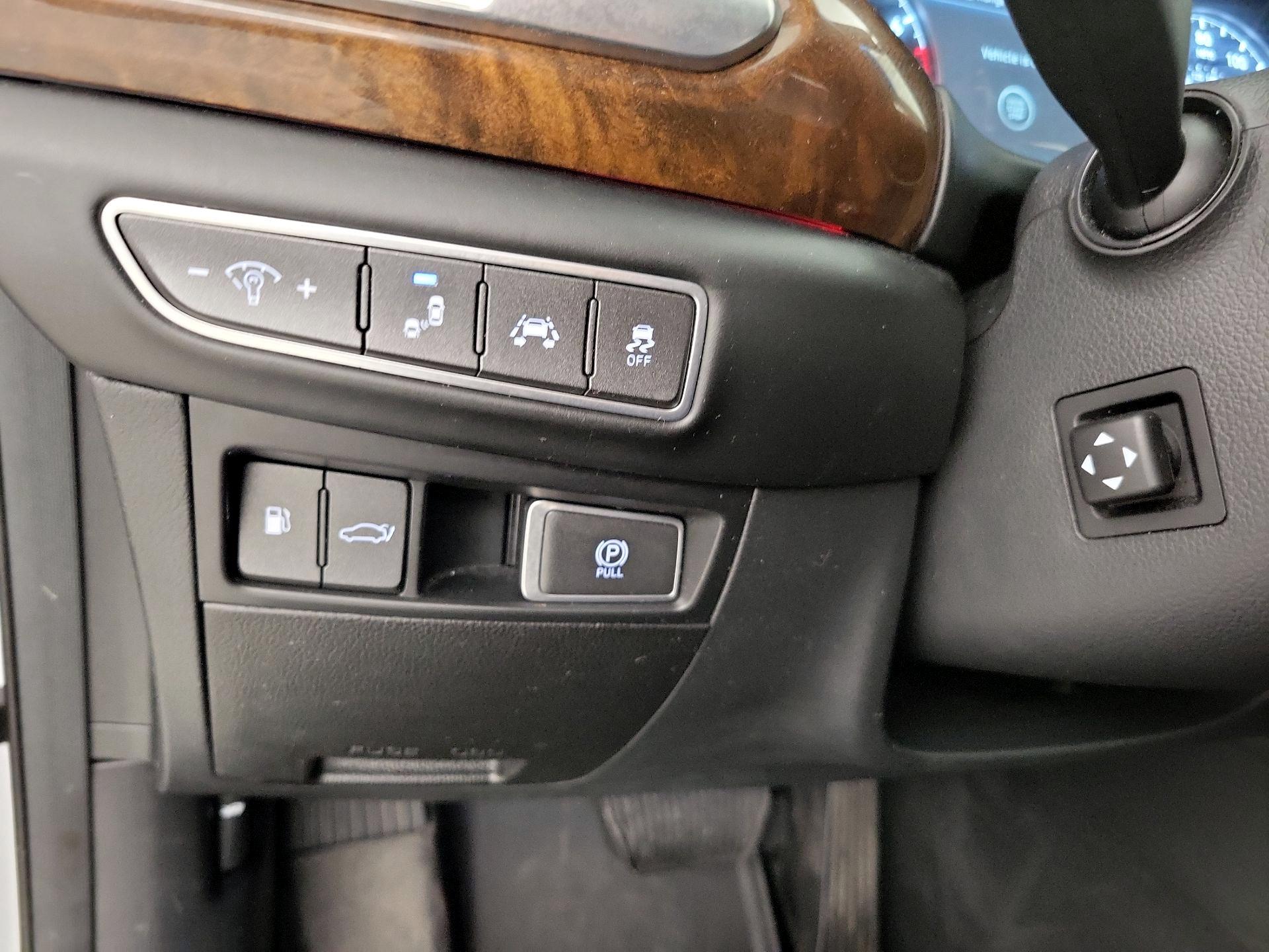 Thumbnail: 2019 Genesis G90 - 13