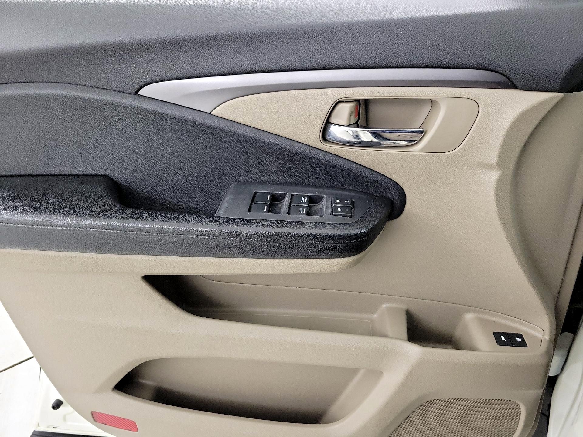 Thumbnail: 2016 Honda Pilot - 12