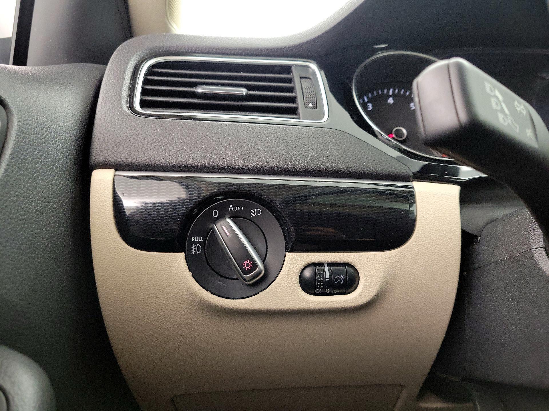 Thumbnail: 2017 Volkswagen Jetta - 13