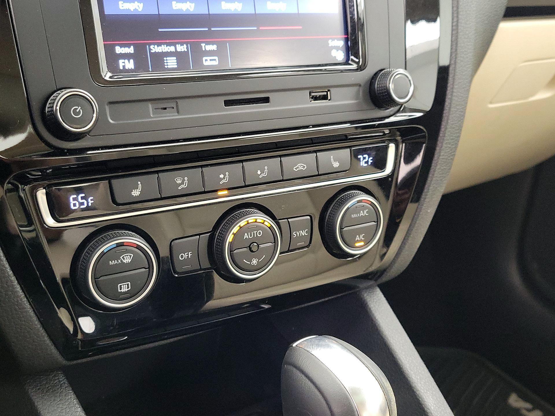 Thumbnail: 2017 Volkswagen Jetta - 16