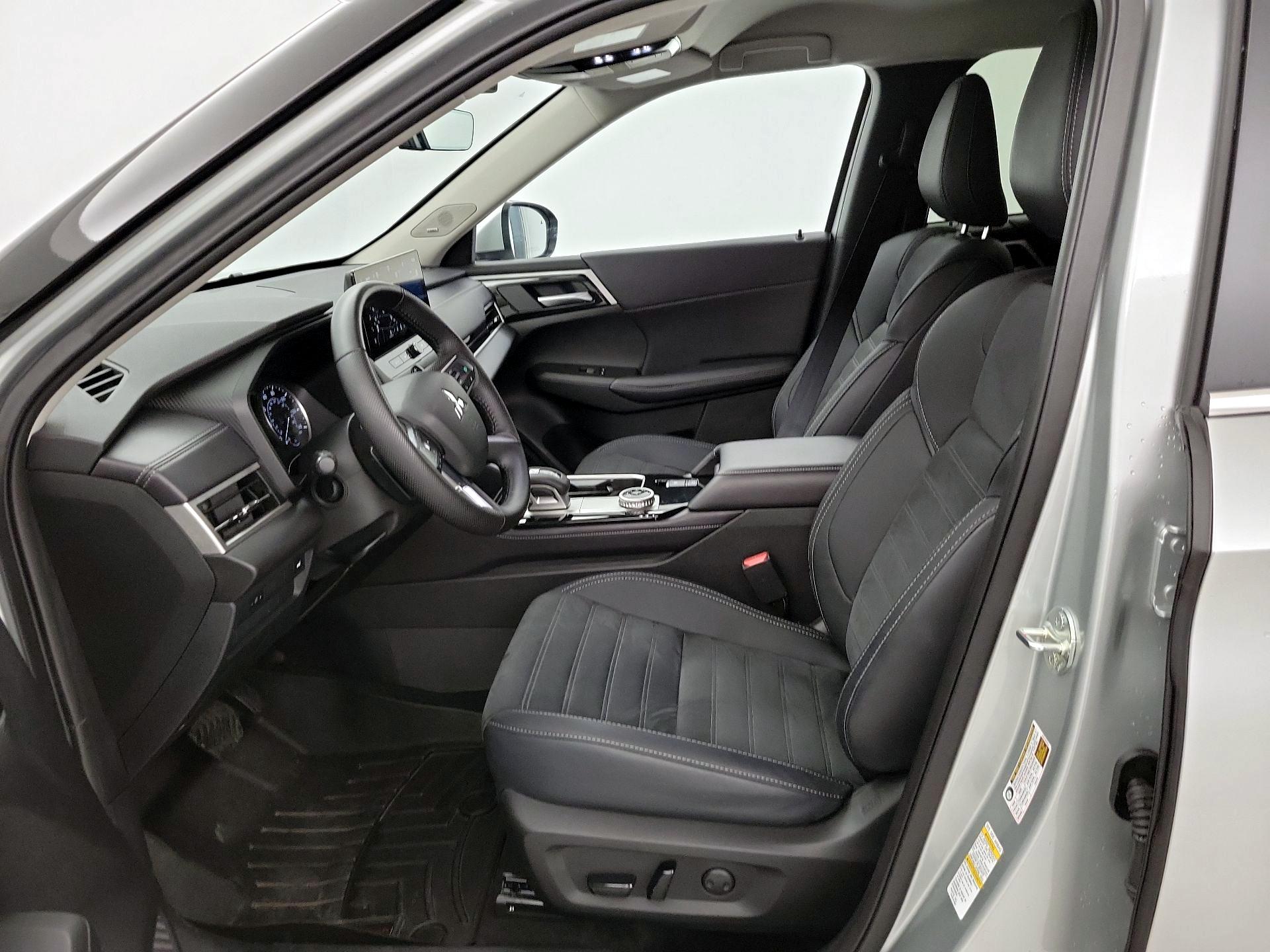 Thumbnail: 2025 Mitsubishi Outlander - 11