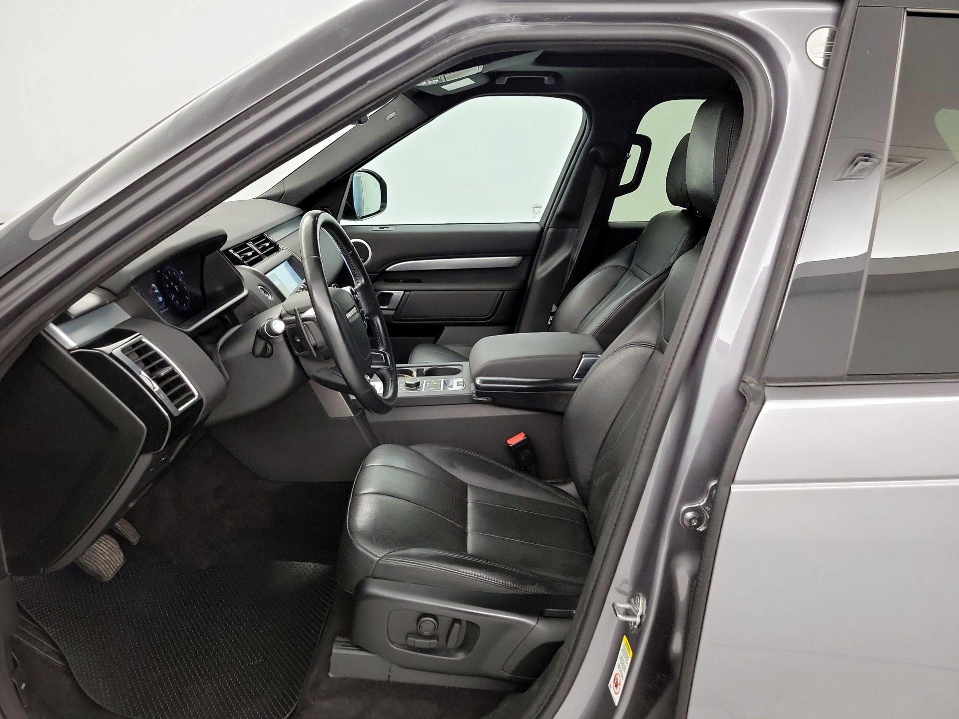 Thumbnail: 2020 Land Rover Discovery - 11