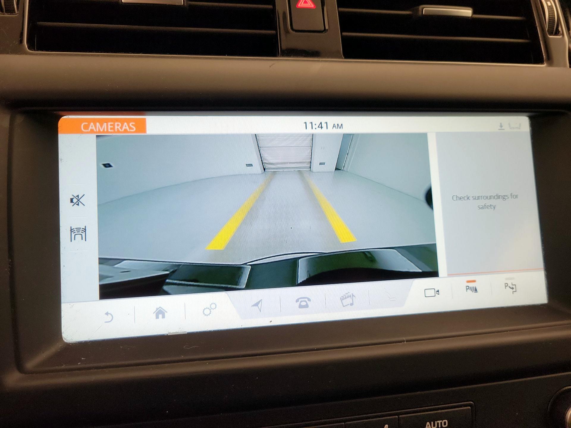 Thumbnail: 2020 Land Rover Discovery - 15