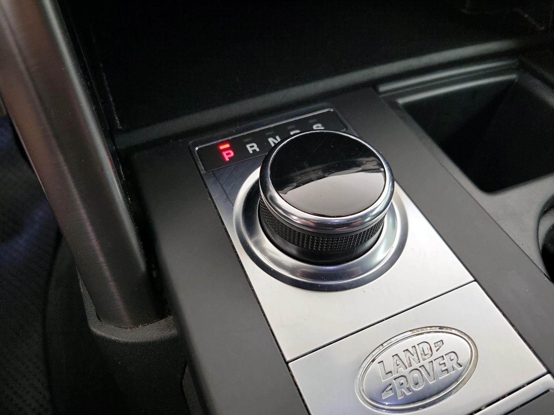 Thumbnail: 2020 Land Rover Discovery - 18