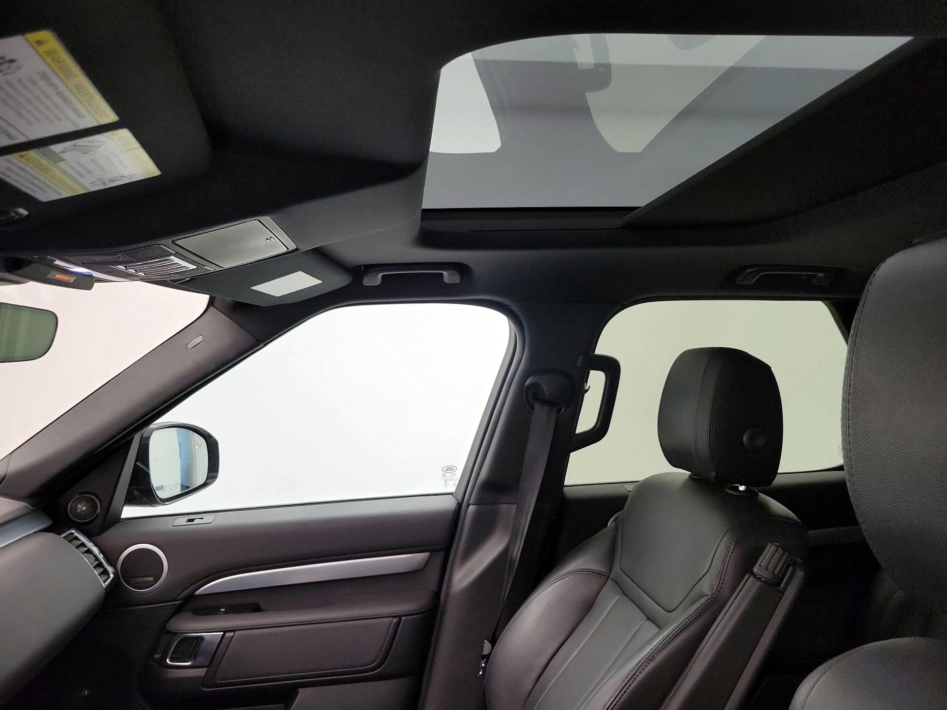 Thumbnail: 2020 Land Rover Discovery - 20