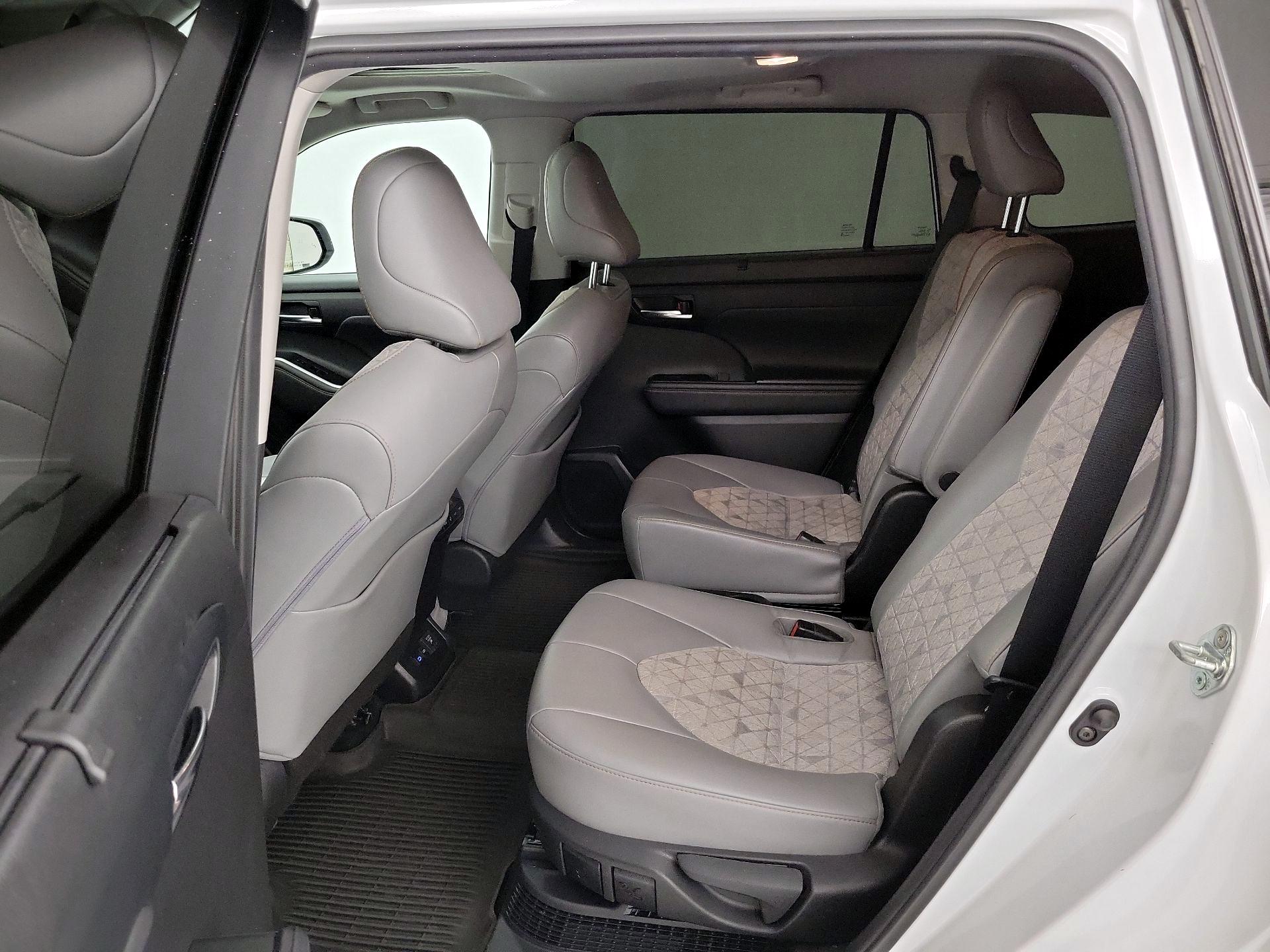 Thumbnail: 2022 Toyota Highlander - 20