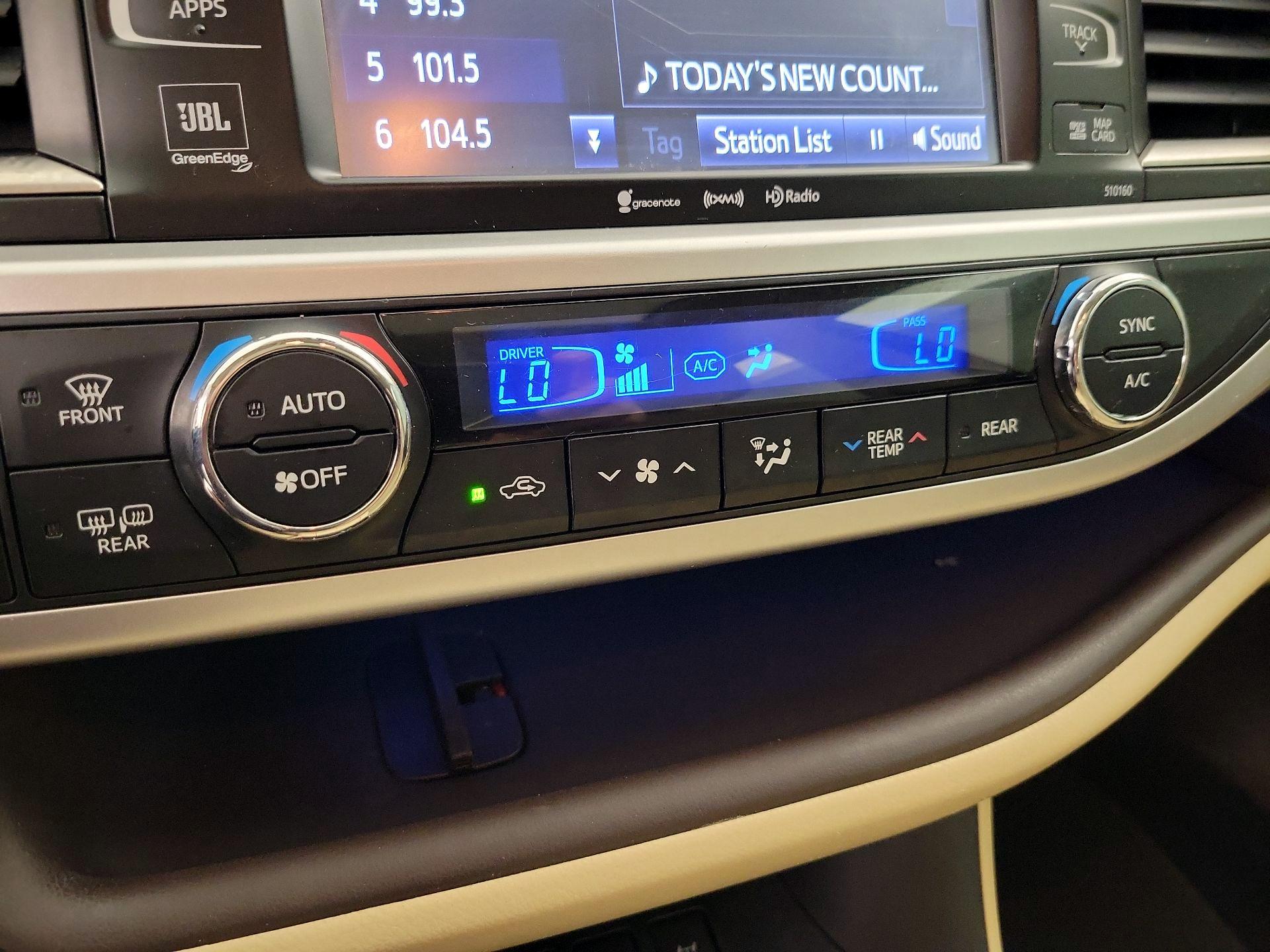 Thumbnail: 2016 Toyota Highlander - 16