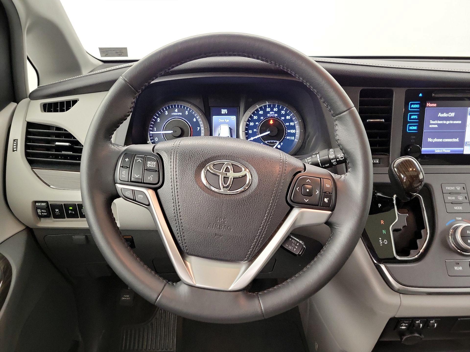 Thumbnail: 2015 Toyota Sienna - 10