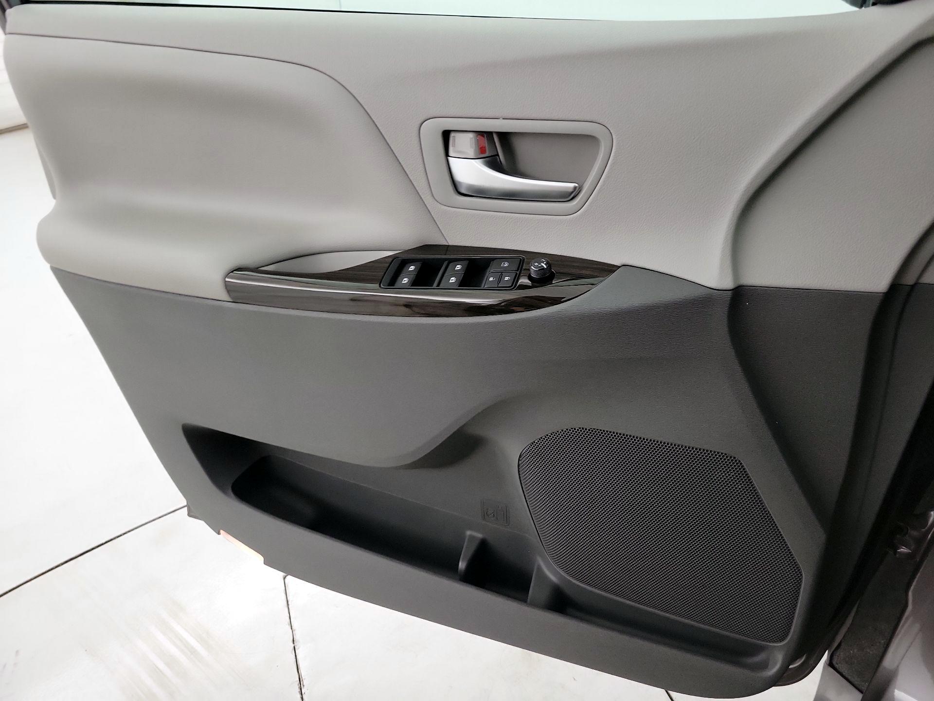 Thumbnail: 2015 Toyota Sienna - 12