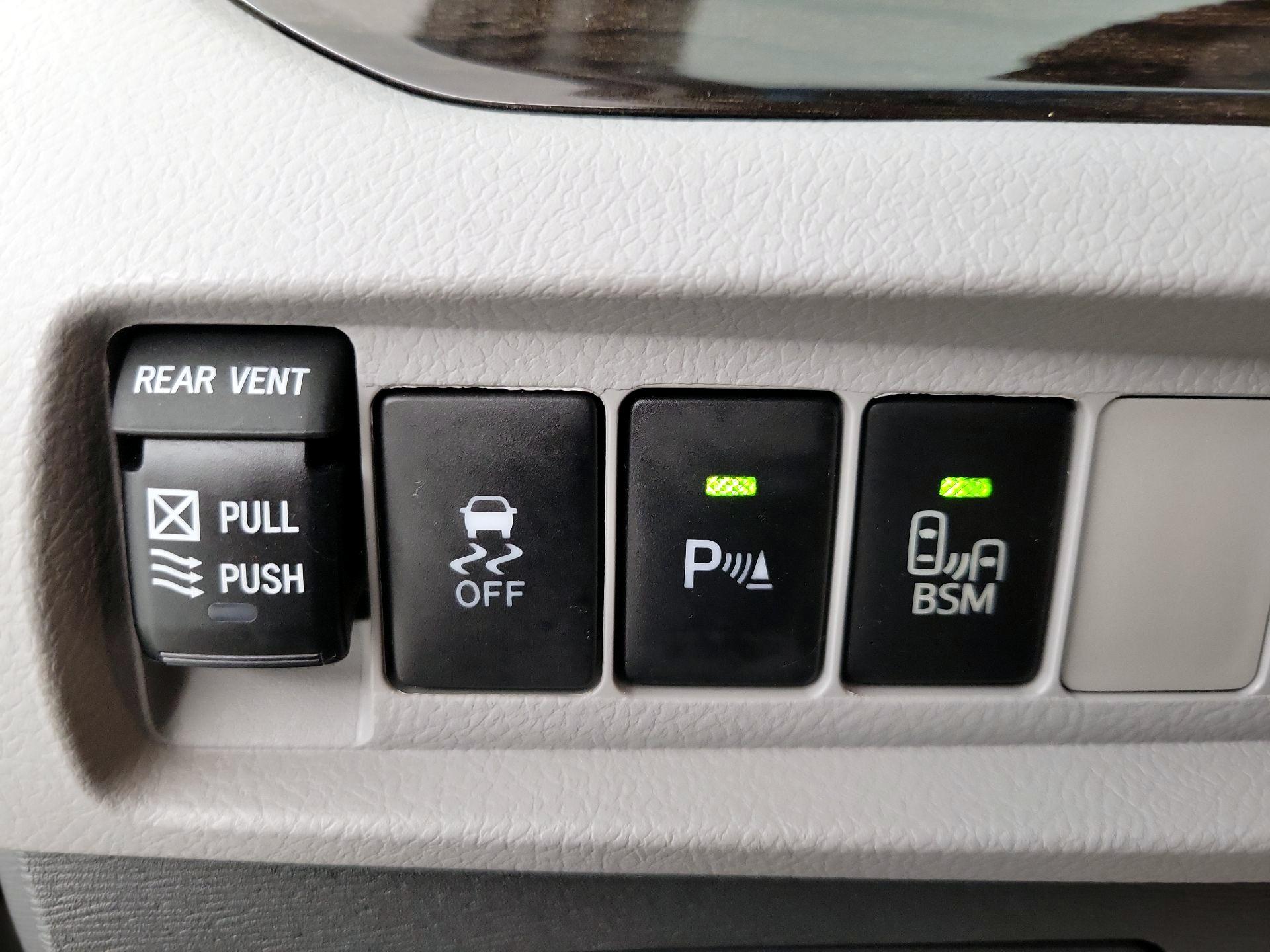 Thumbnail: 2015 Toyota Sienna - 13