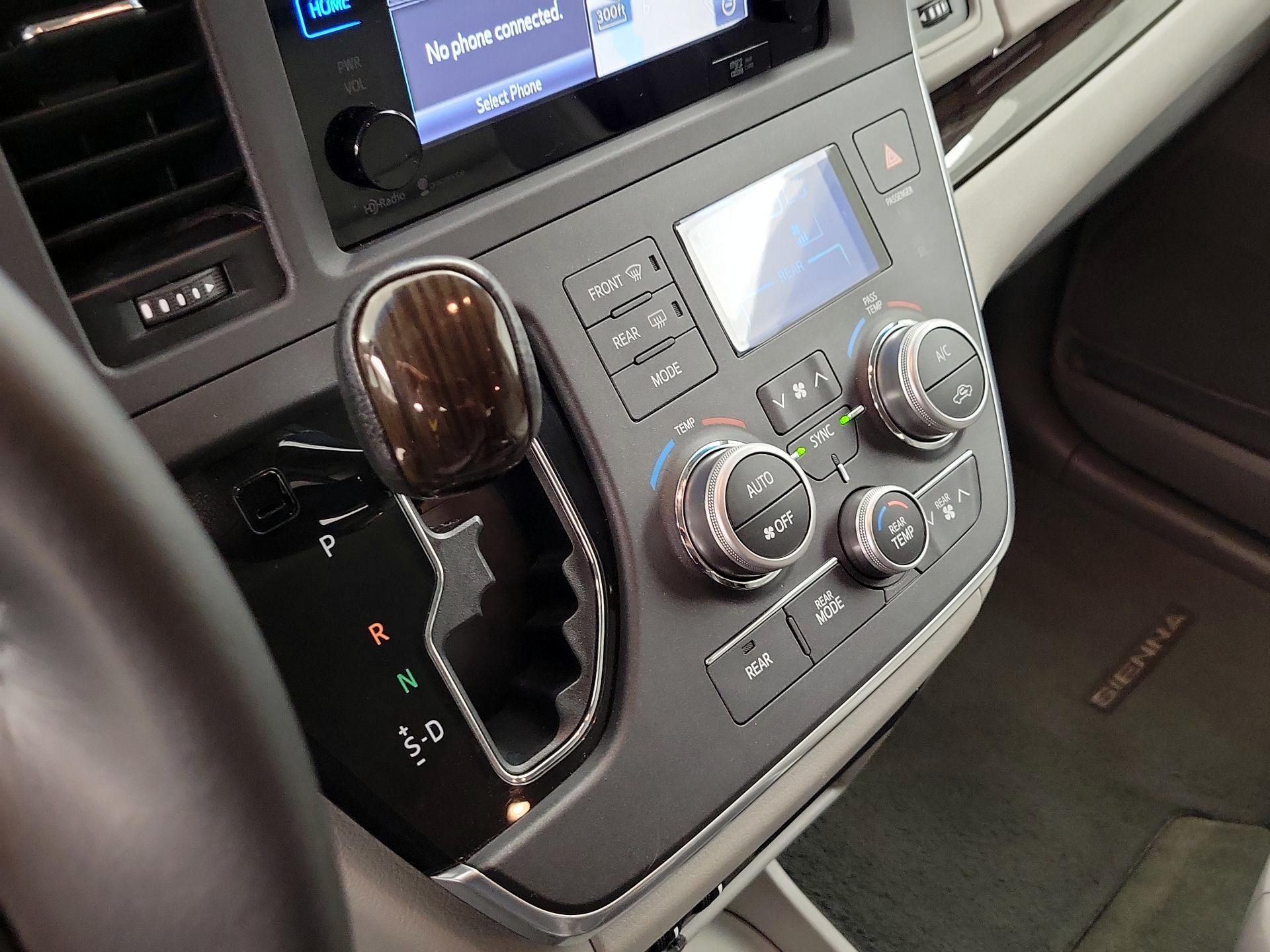 Thumbnail: 2015 Toyota Sienna - 18