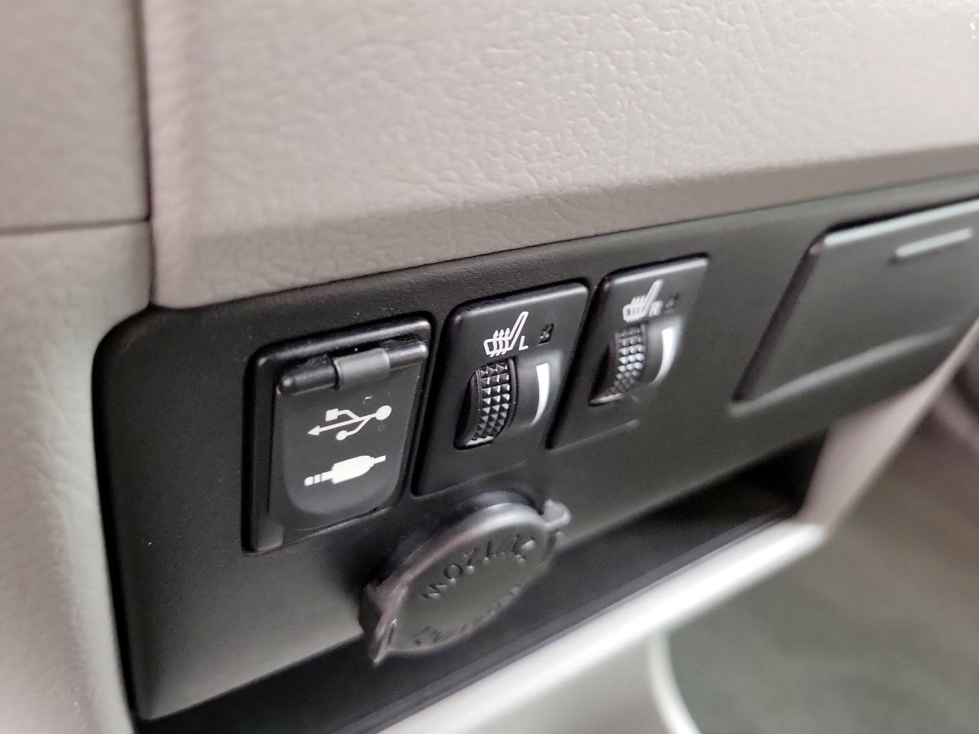 Thumbnail: 2015 Toyota Sienna - 19