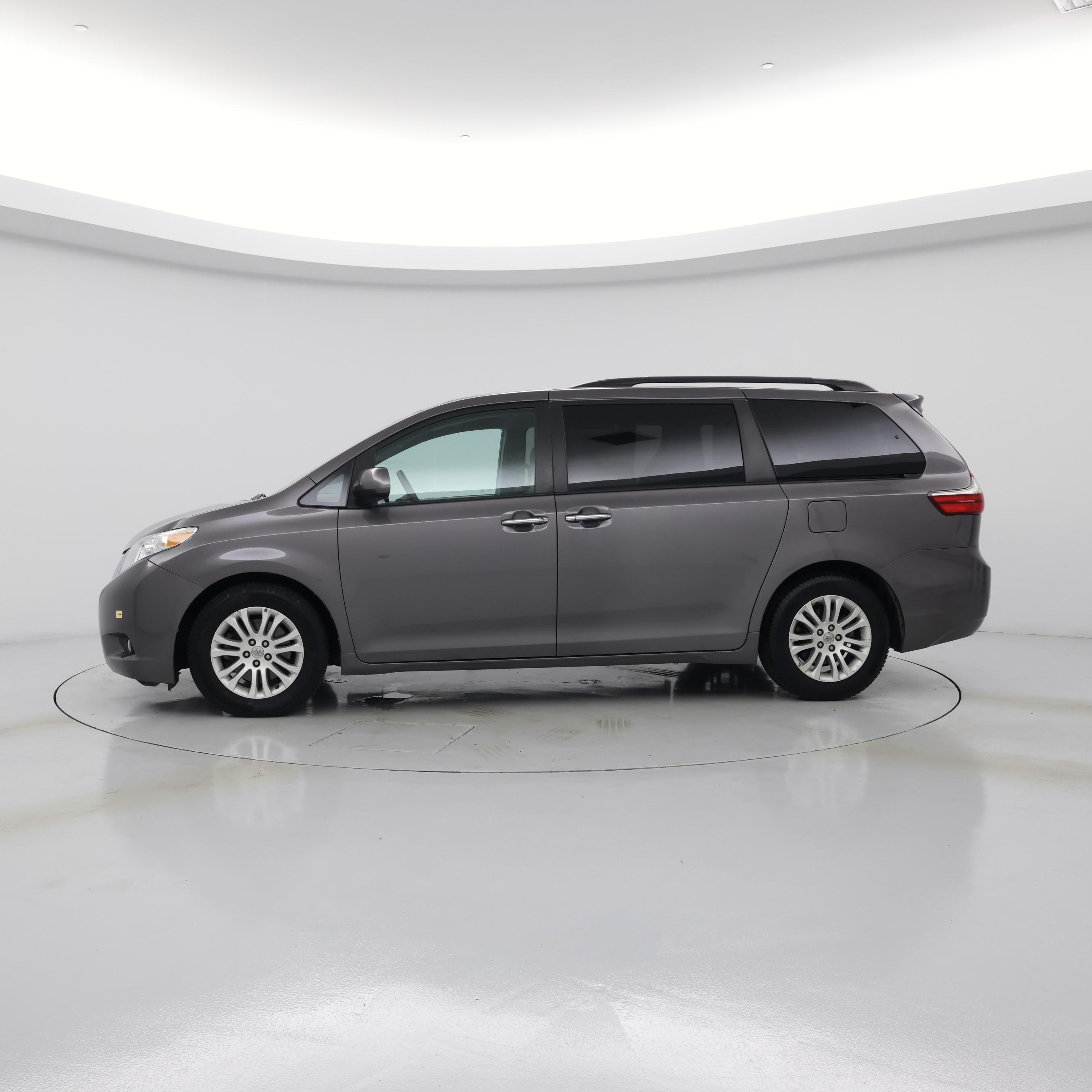 Thumbnail: 2015 Toyota Sienna - 3