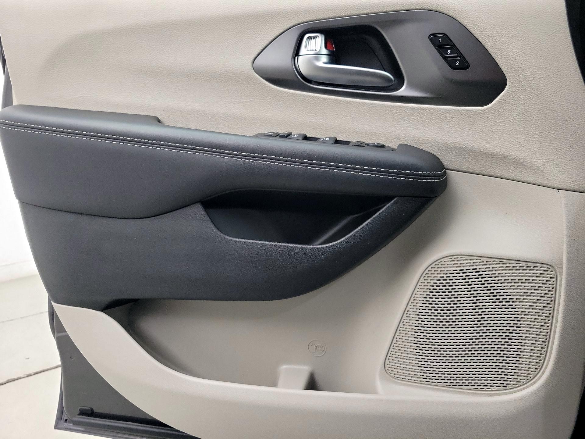 Thumbnail: 2023 Chrysler Pacifica - 12